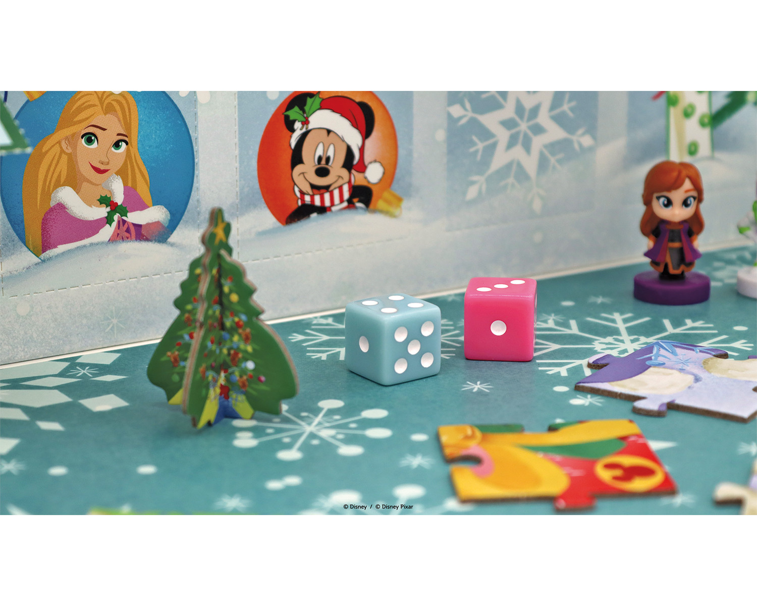 Ein Brettspiel mit Disney-Figuren, Würfeln und Spielfiguren. Weihnachtsthema.