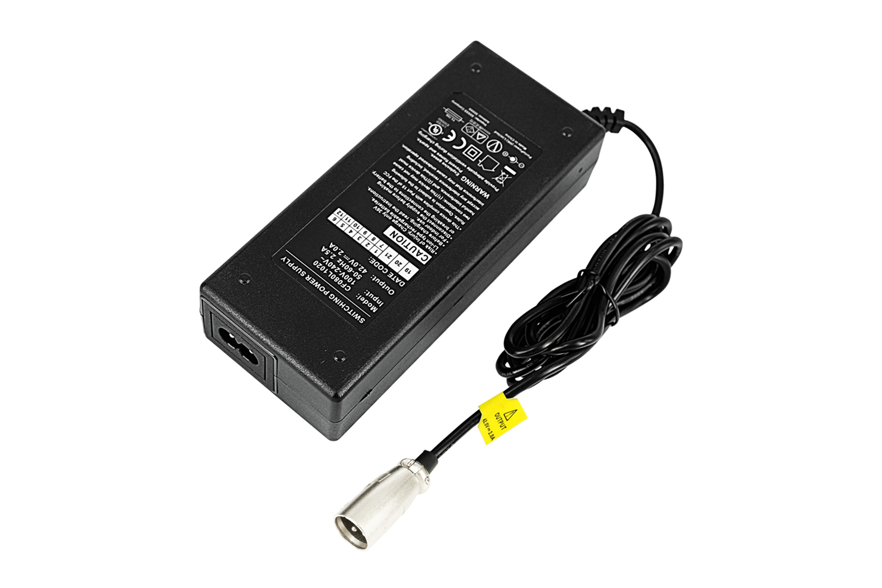 Schwarzes Netzteil mit schwarzem Kabel und silbernem Stecker auf weißem Hintergrund.