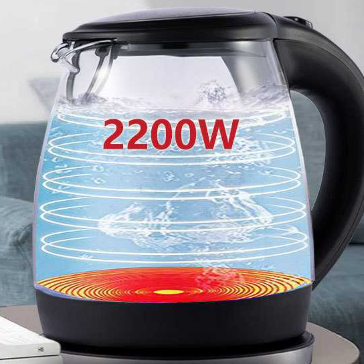 Ein elektrischer Wasserkocher mit Wasser im Inneren. Das Wort '2200W' wird auf dem Glas angezeigt.
