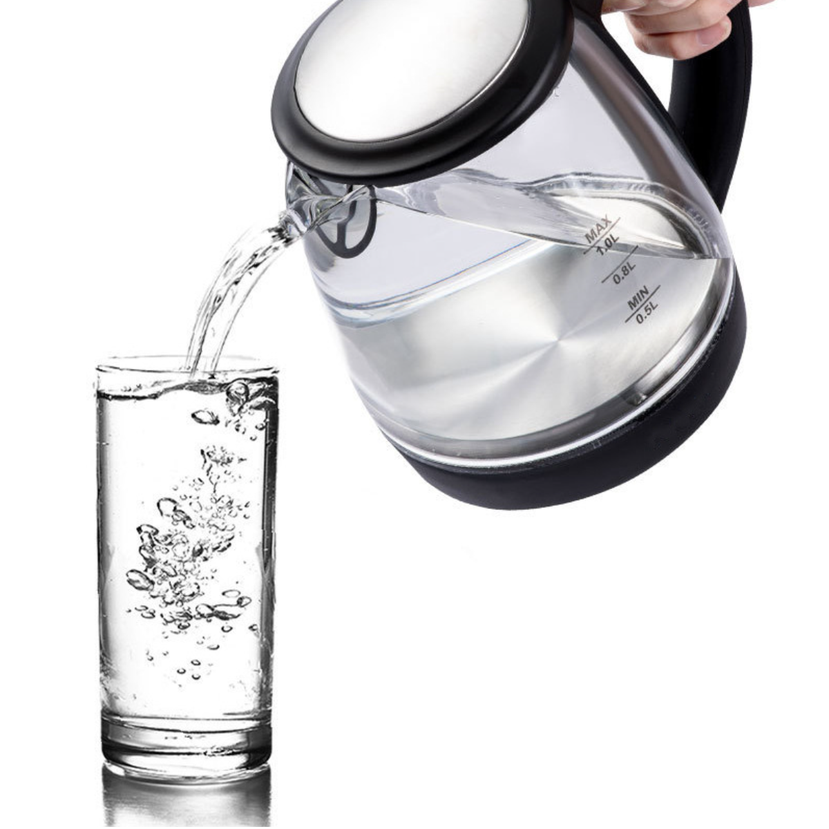 Eine Hand gießt Wasser aus einem durchsichtigen Wasserkocher in ein Glas. Der Wasserkocher hat einen schwarzen Griff und einen silbernen Boden.
