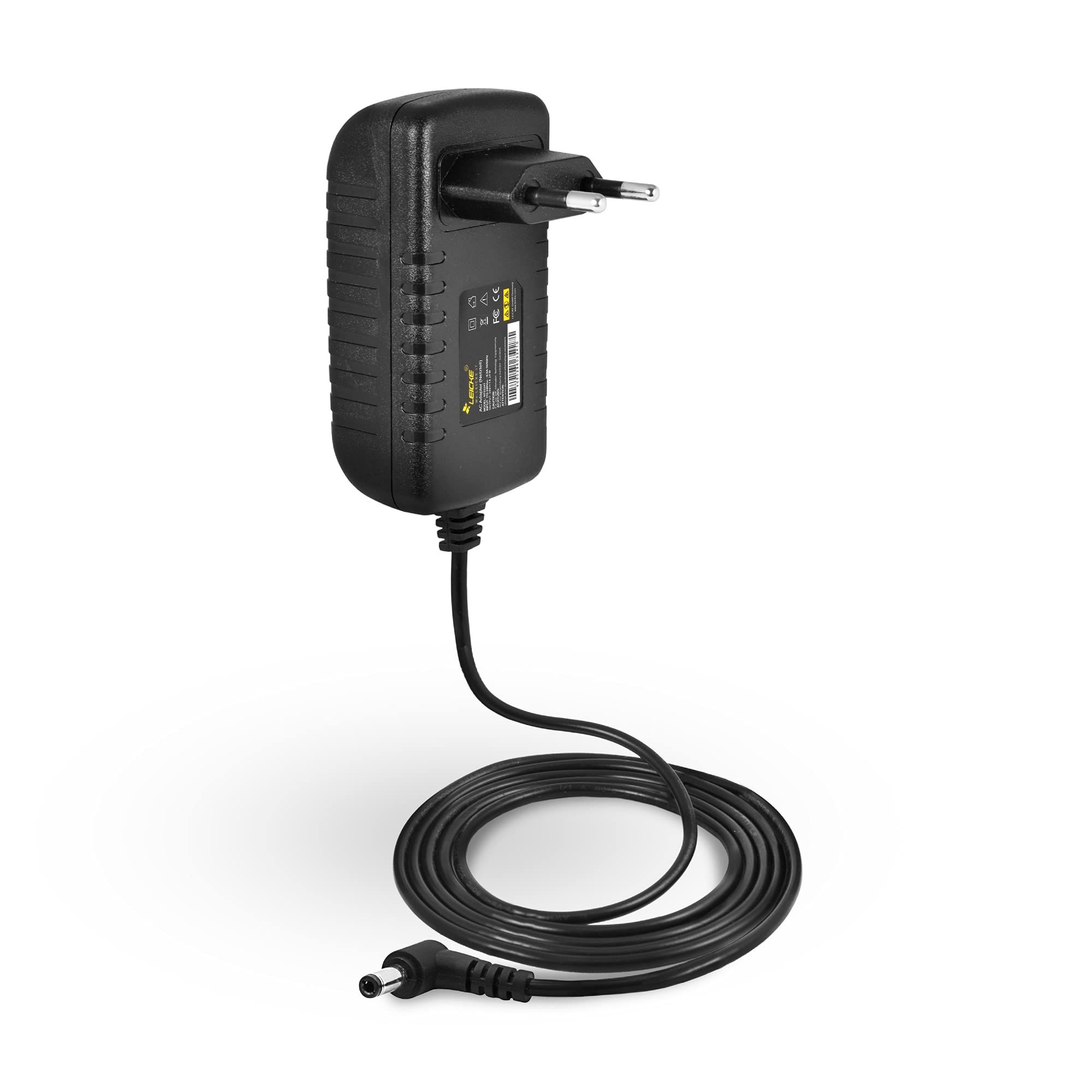 Schwarzes Netzteil mit schwarzem Kabel und Stecker. Es liegt auf einer weißen Oberfläche.