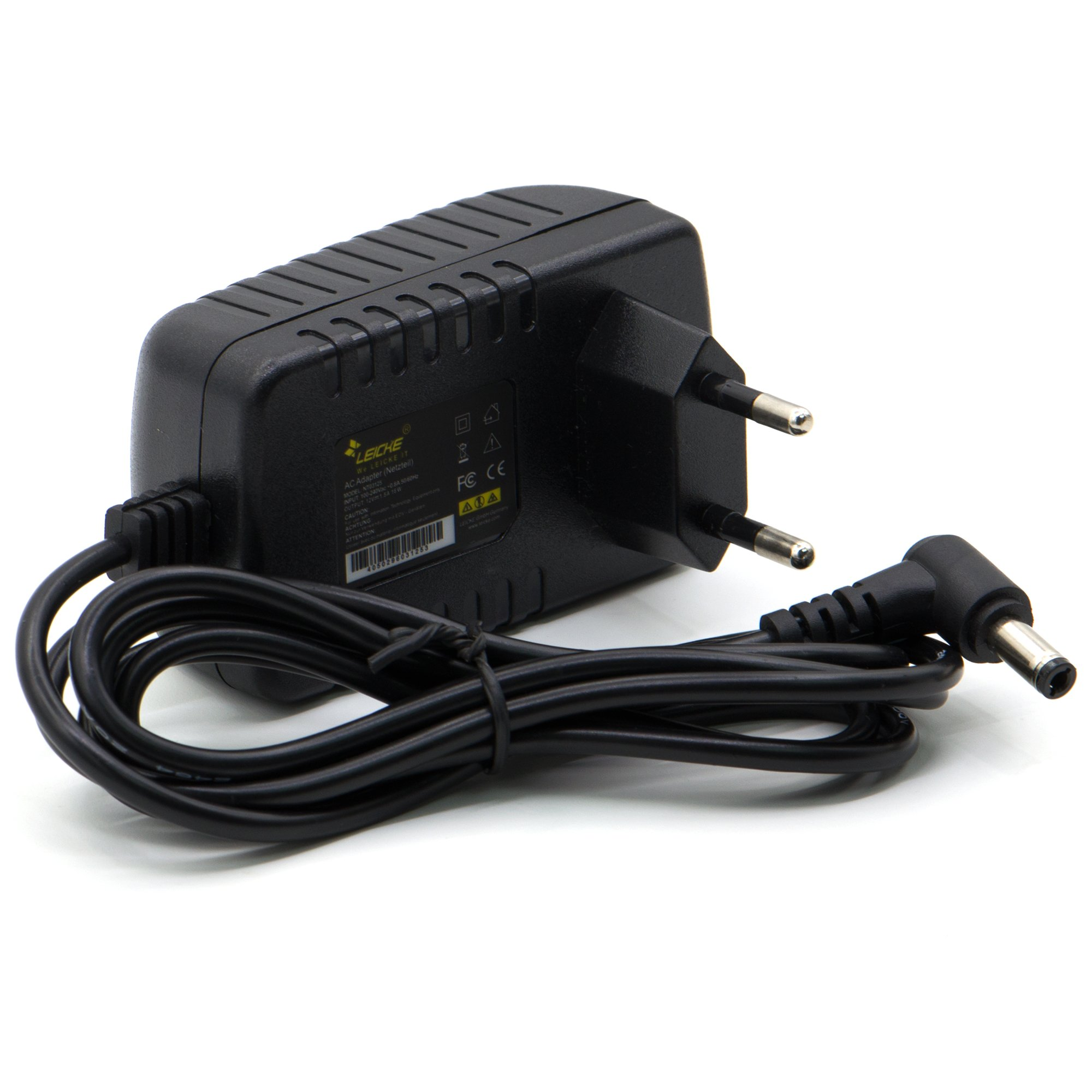 Schwarzes Netzteil mit Stecker und Anschluss. Weißer Hintergrund.