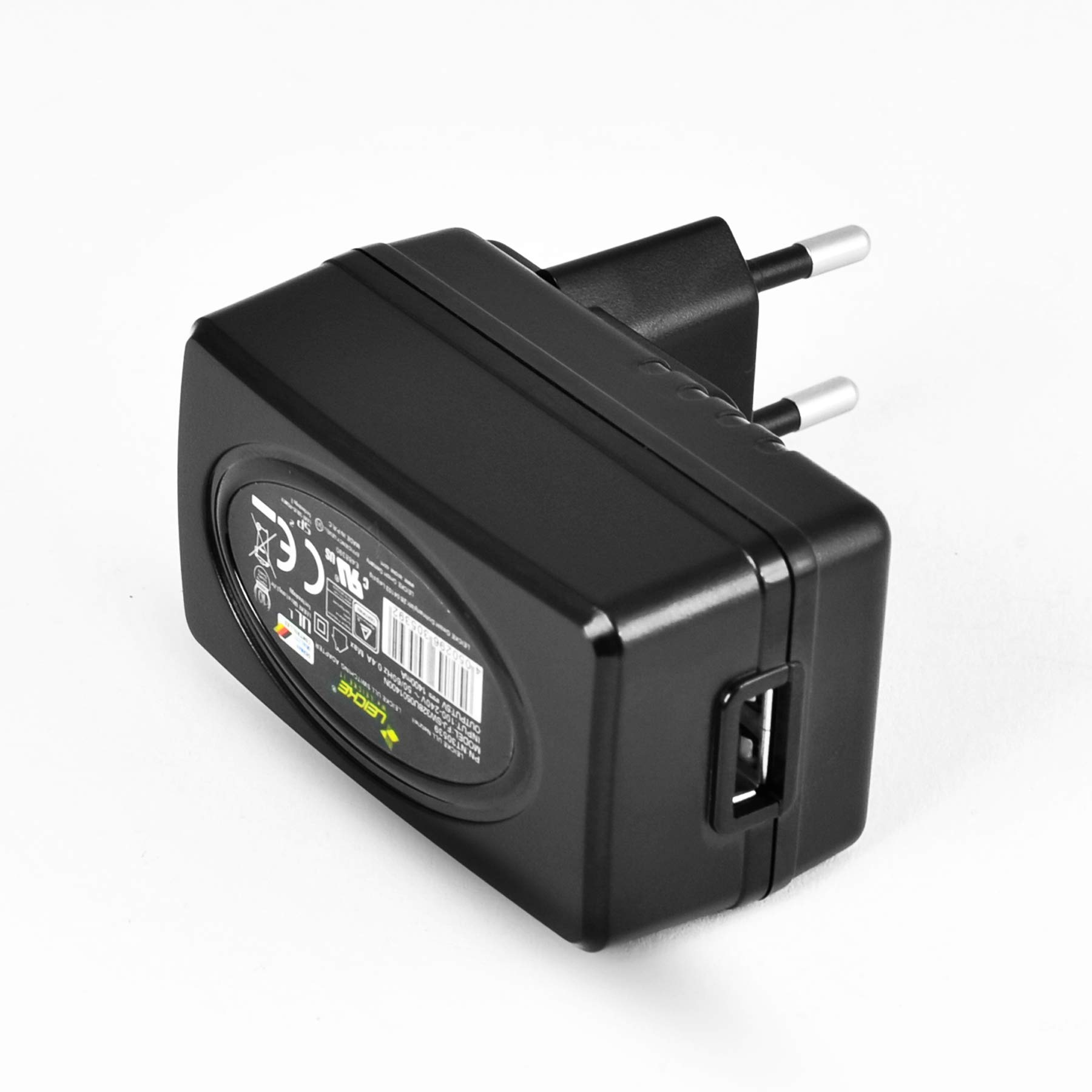 Schwarzer Adapter mit USB-Anschluss und Stecker. Auf weißer Oberfläche.