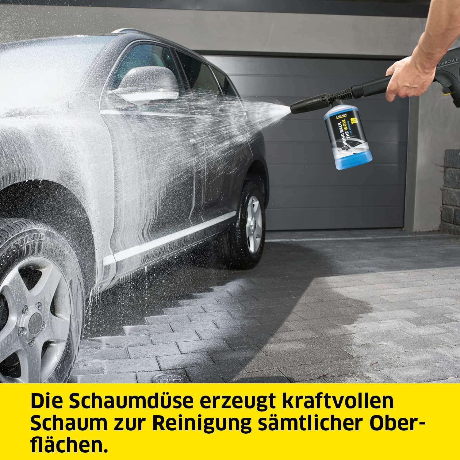 Auto lavata con schiuma. Uomo con spruzzatore. Testo: Schiuma per pulire tutte le superfici.