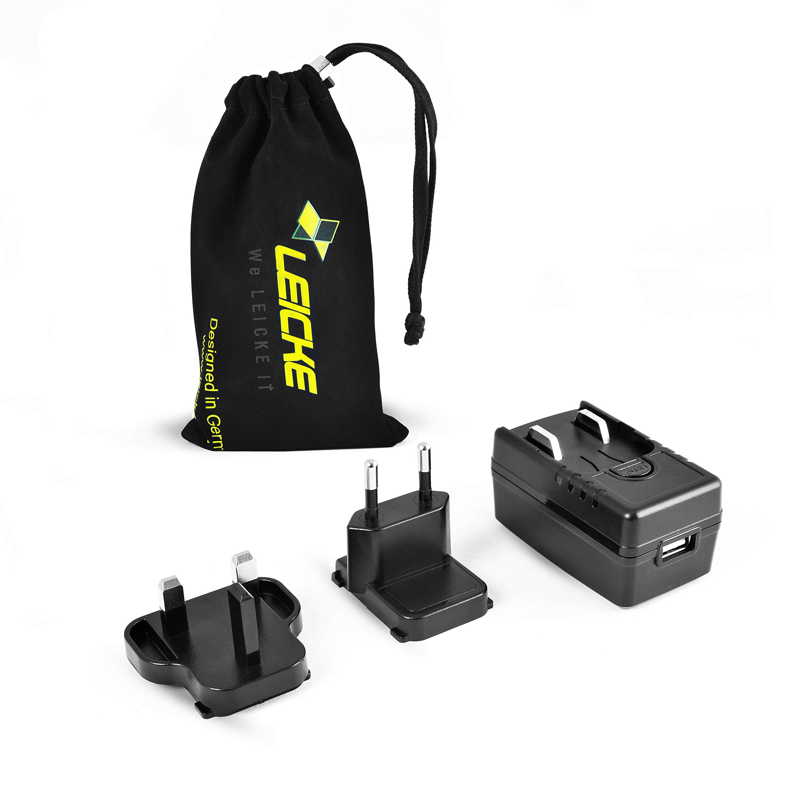 Schwarzes Reiseadapter-Kit mit mehreren Steckern und einer Tragetasche, weißer Hintergrund.