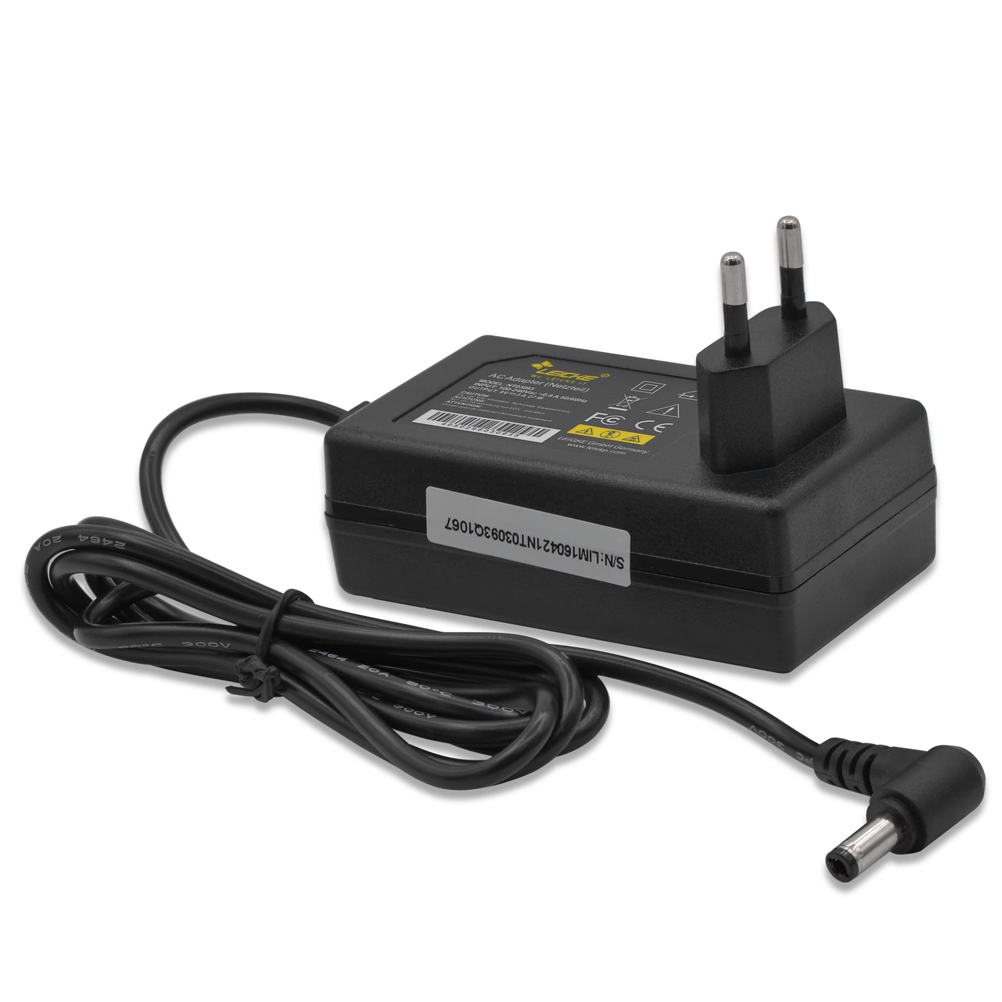 Schwarzes Netzteil mit Netzstecker und Kabel auf weißer Oberfläche.