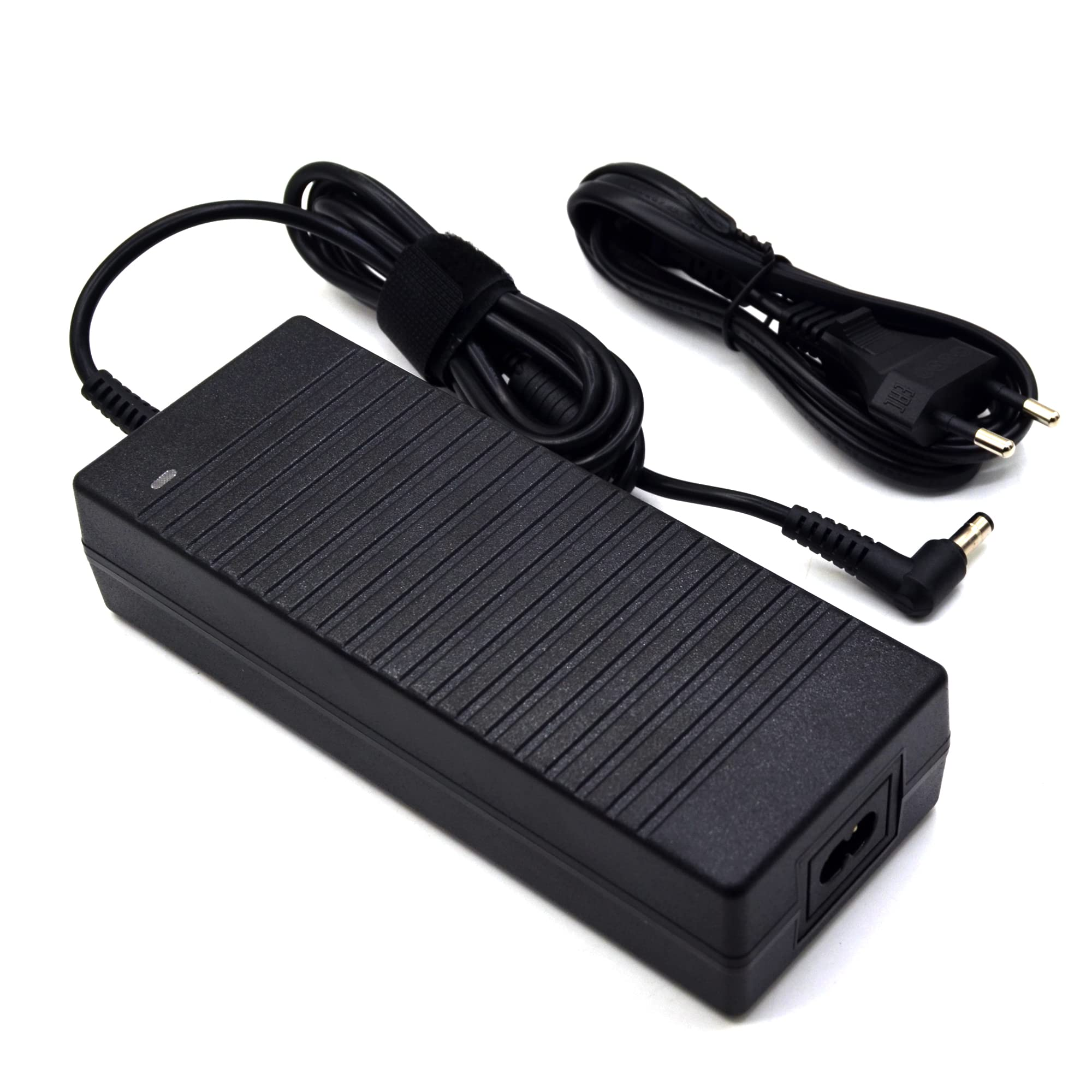 Schwarzer Netzadapter mit schwarzem Kabel und separatem Kabel mit Netzstecker auf weißem Hintergrund.