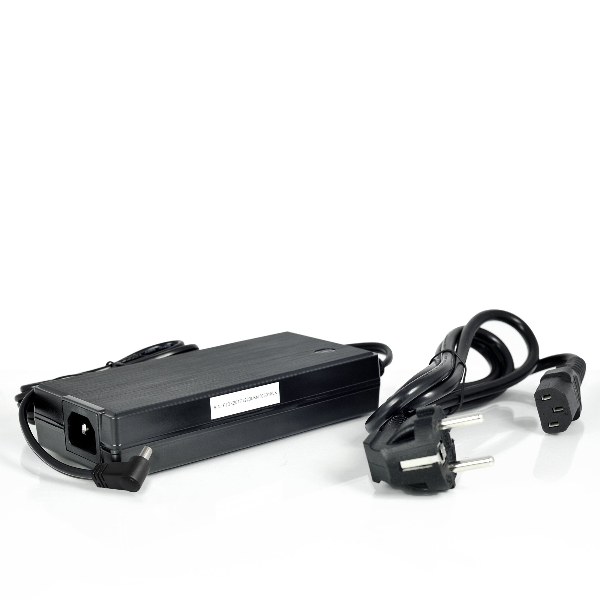 Schwarzer Netzadapter und Kabel, weißer Hintergrund.