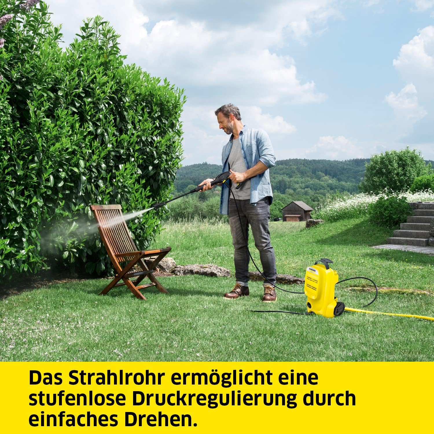 Mann reinigt einen Holzstuhl mit einem Hochdruckreiniger im Garten.