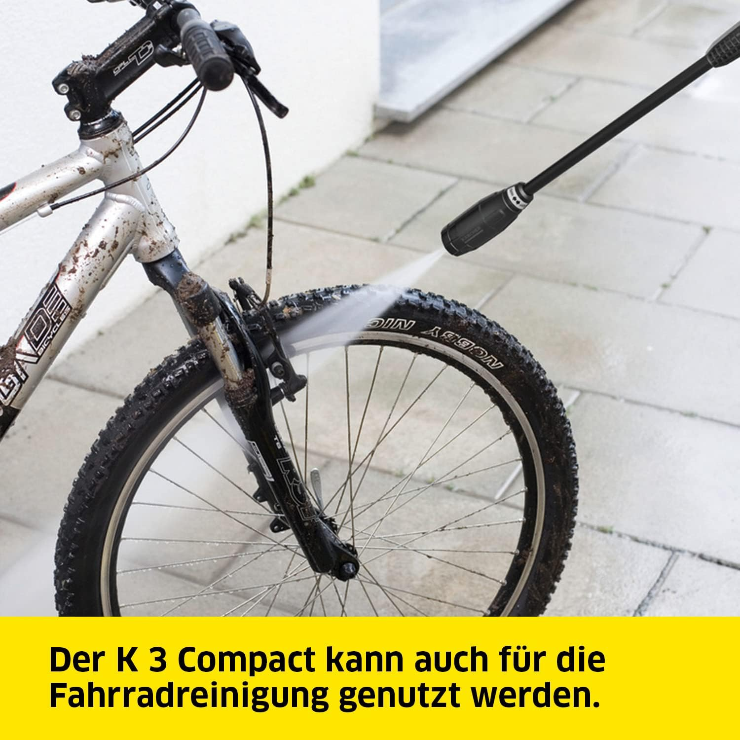 Ein Fahrrad wird mit einem Hochdruckreiniger gereinigt. Text besagt, dass der K 3 Compact Fahrräder reinigen kann.