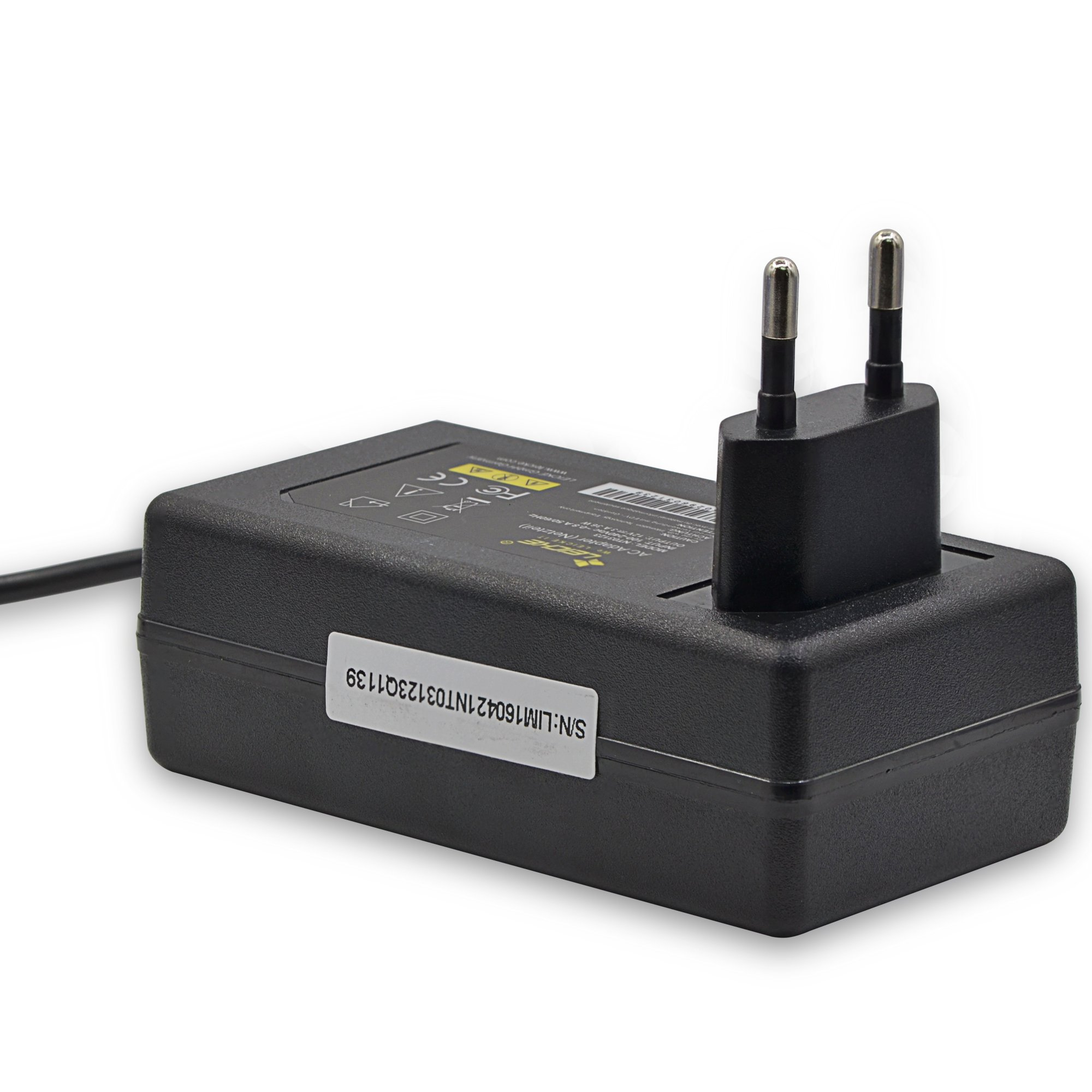 Ein schwarzer Netzadapter mit zwei Stiften auf weißem Untergrund. Ein Seriennummernetikett ist sichtbar.