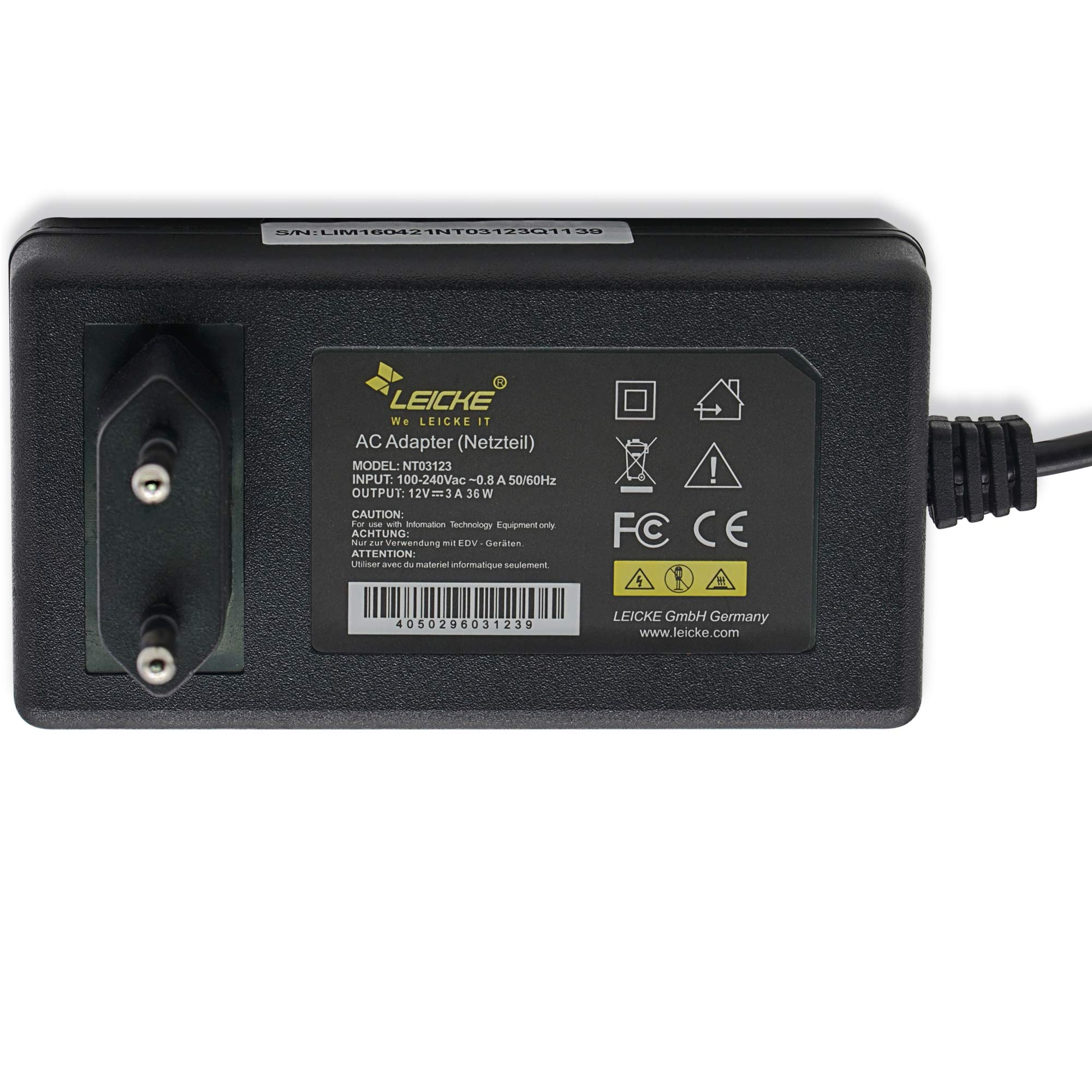 Ein schwarzer AC-Adapter mit Stecker und Warnhinweisen auf der Rückseite. Text: Leicke IT.