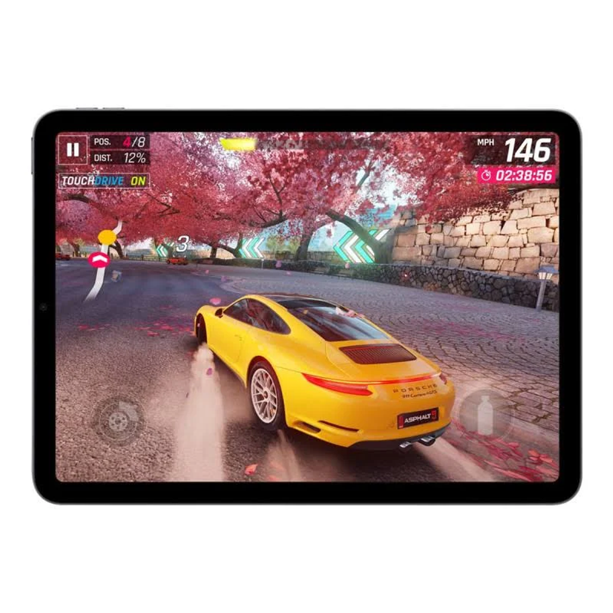Gele auto in een tabletspel, racend op een baan met roze kersenbomen.
