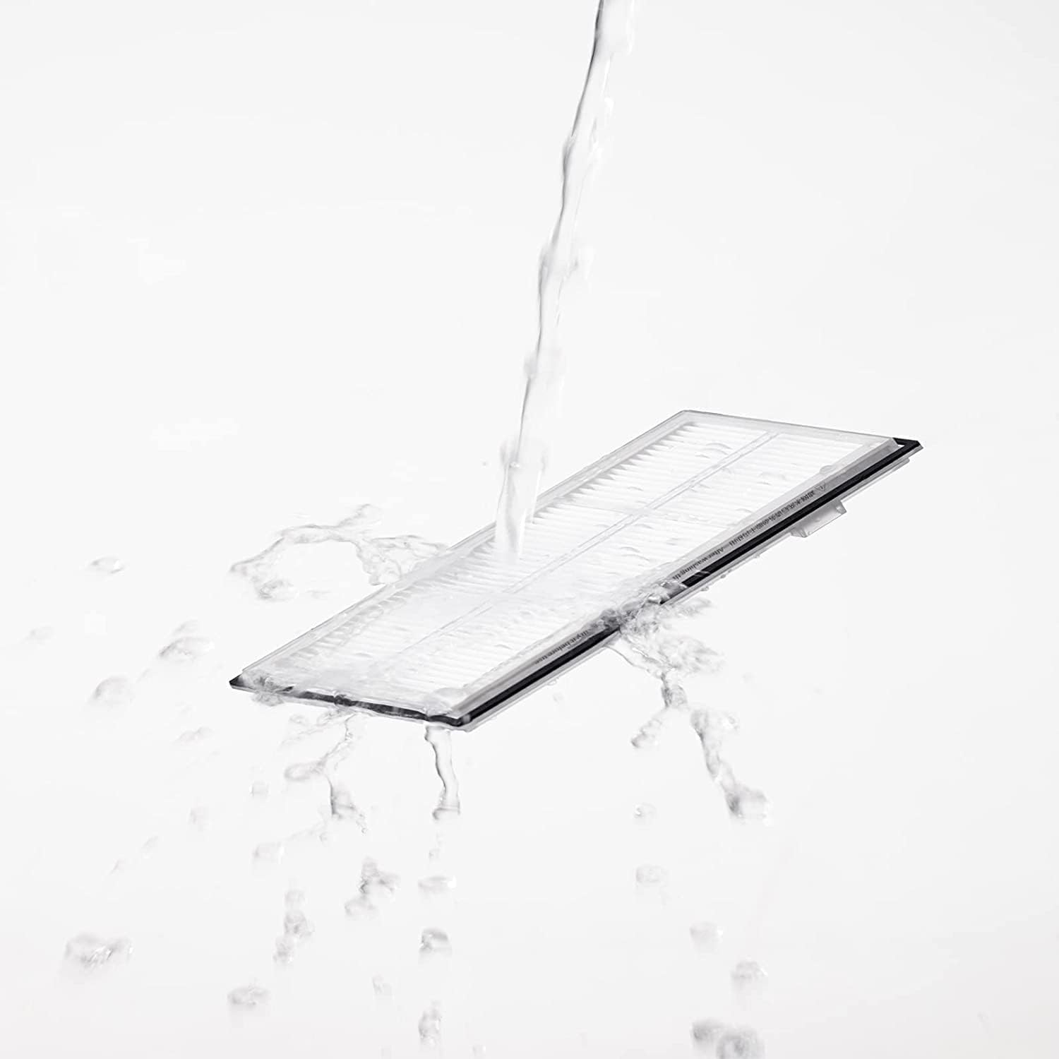 Water dat op een wit filter giet, waardoor spatten ontstaan.