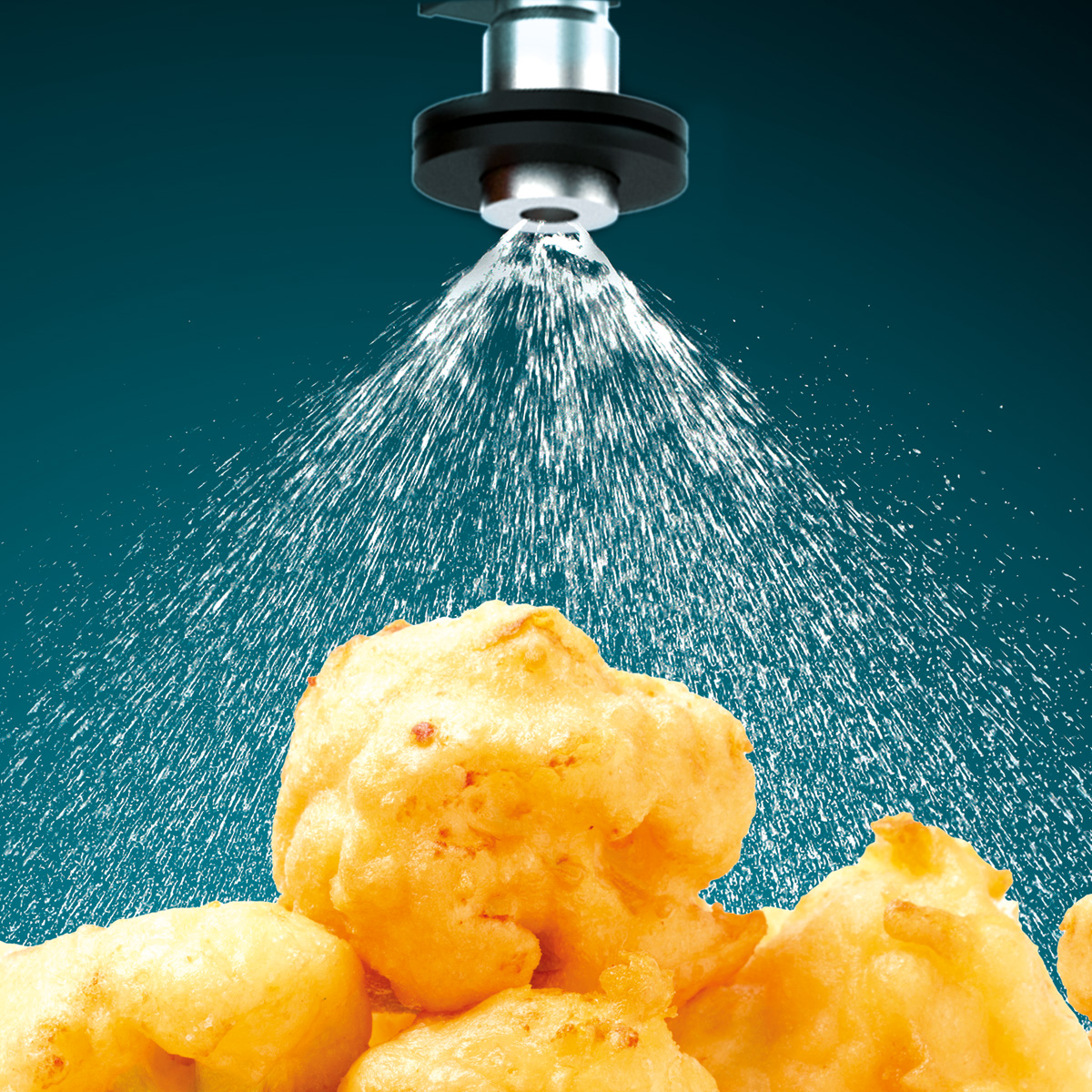 Een straal spuit water over goudgebakken voedsel. Het voedsel is in een stapel gerangschikt.