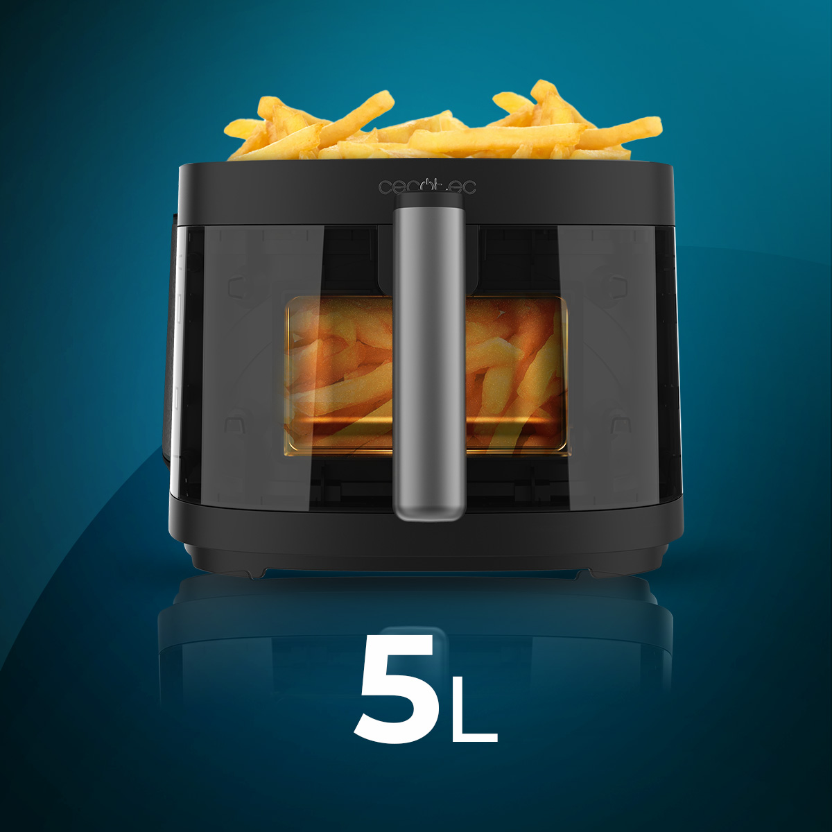 Zwarte airfryer met frites bovenop. 5L staat onderaan.