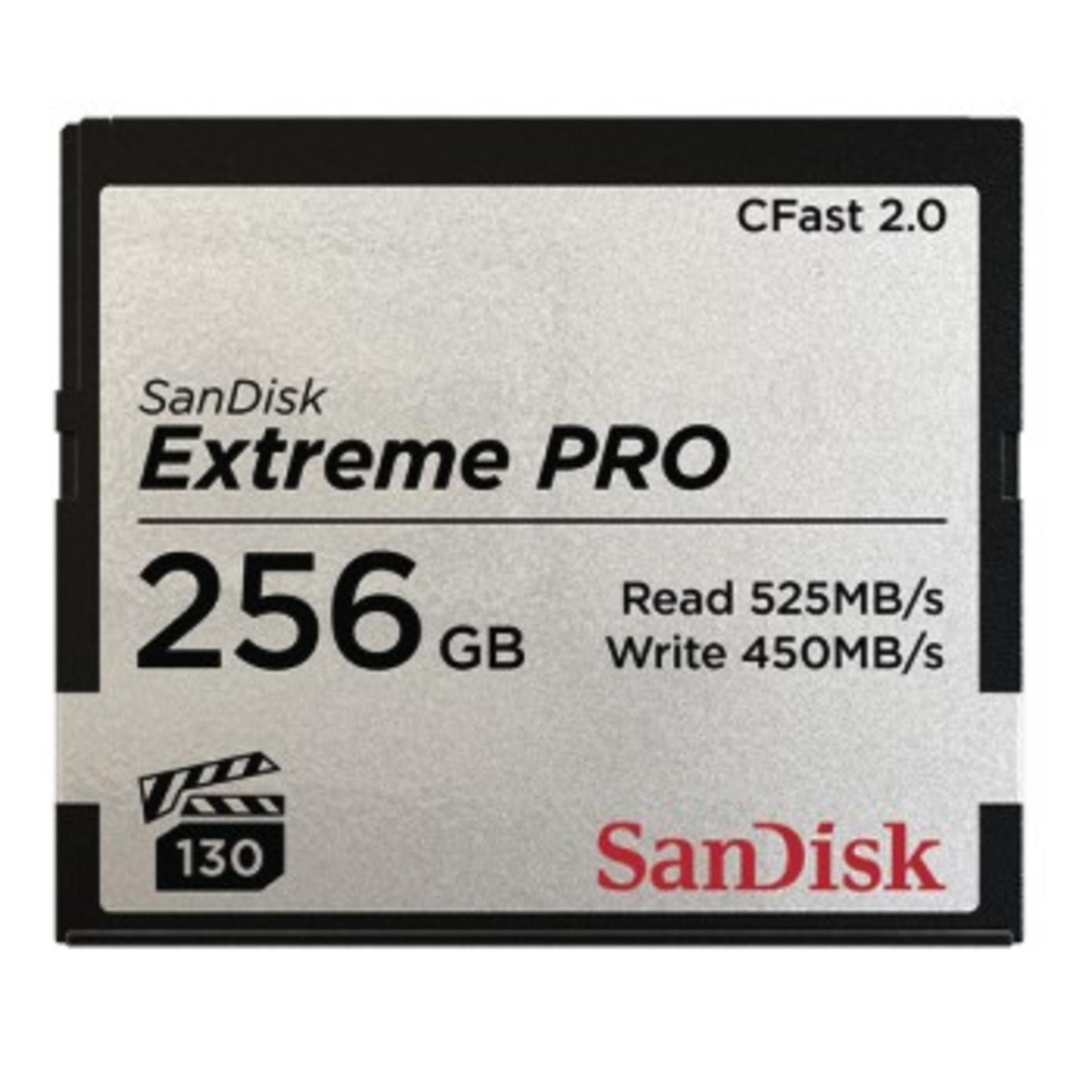 Eine Sandisk Extreme PRO CFast 2.0 Karte mit Spezifikationen: 256 GB, Lesen 525MB/s, Schreiben 450MB/s.