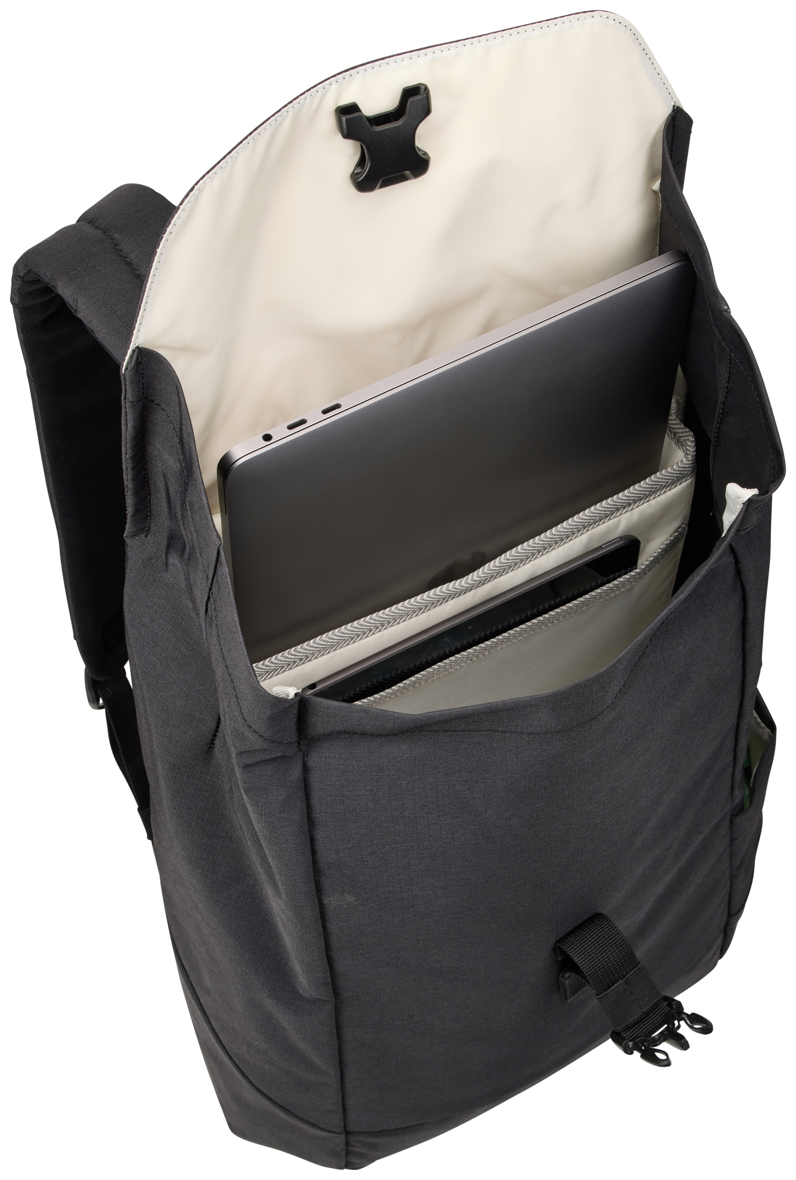 Schwarzer Rucksack, offen, mit Laptop und Tablet im Inneren, auf weißem Hintergrund.