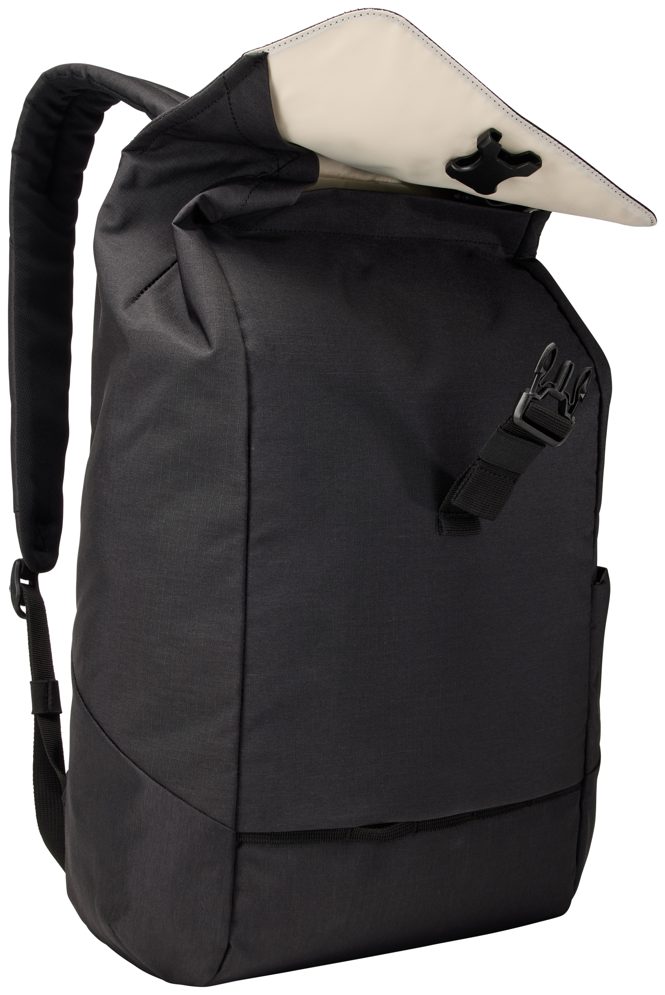 Schwarzer Rucksack mit Rollverschluss und Schnalle. Die Oberseite ist offen.