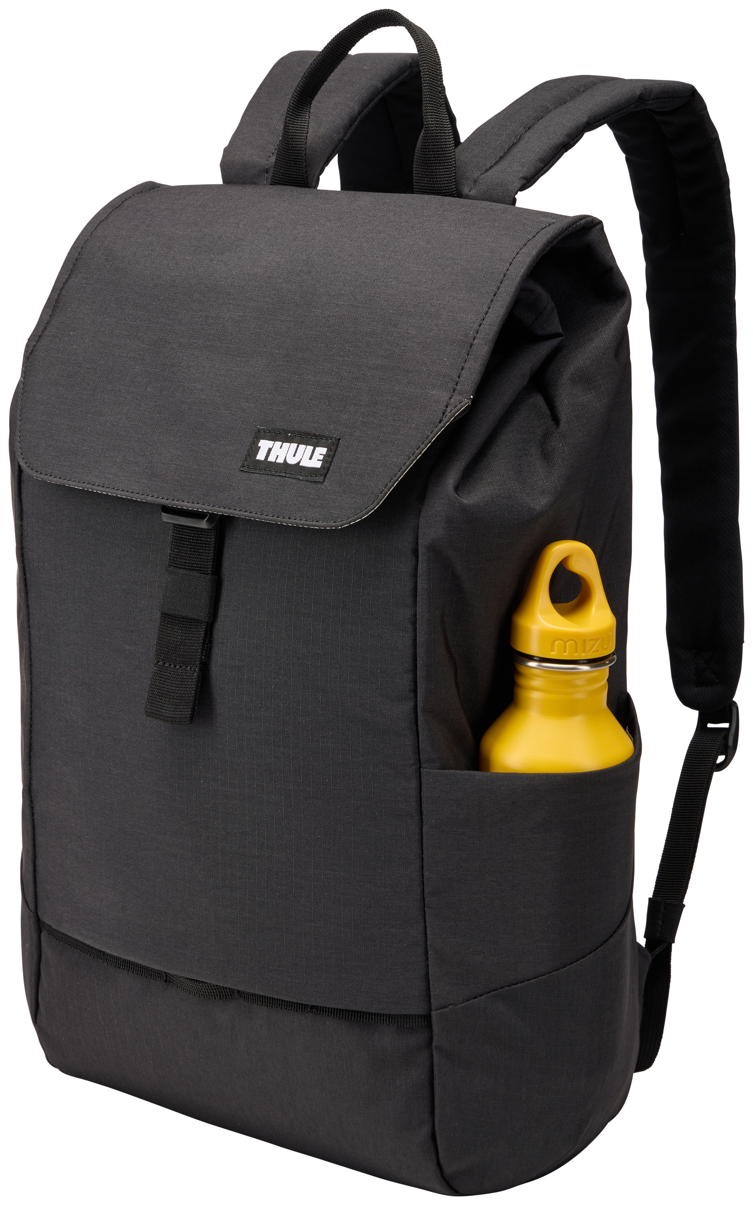 Schwarzer Rucksack mit einer gelben Wasserflasche in der Seitentasche. Der Rucksack hat eine Klappe.