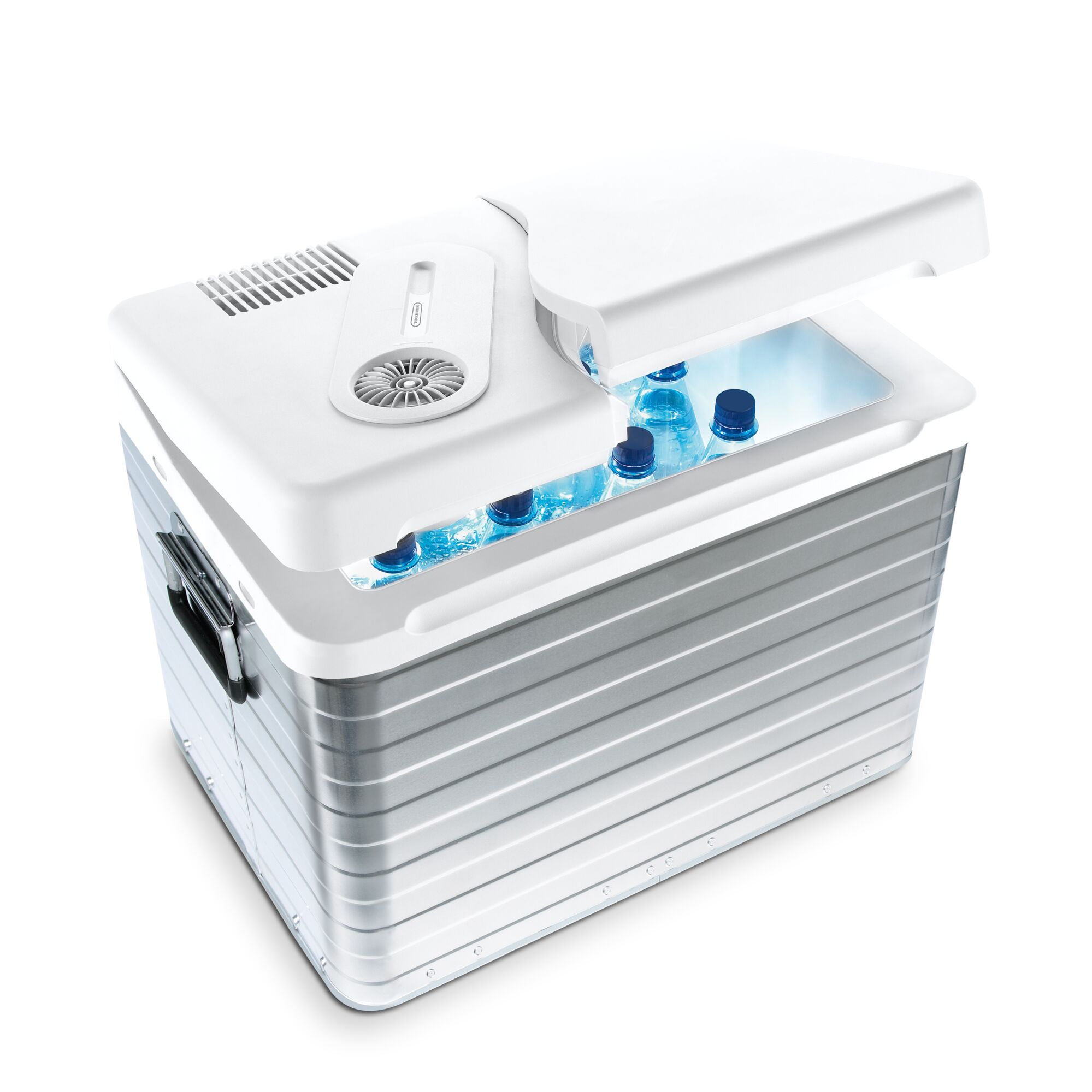 Un refrigeratore portatile bianco e argento con bottiglie d'acqua all'interno, coperchio parzialmente aperto.