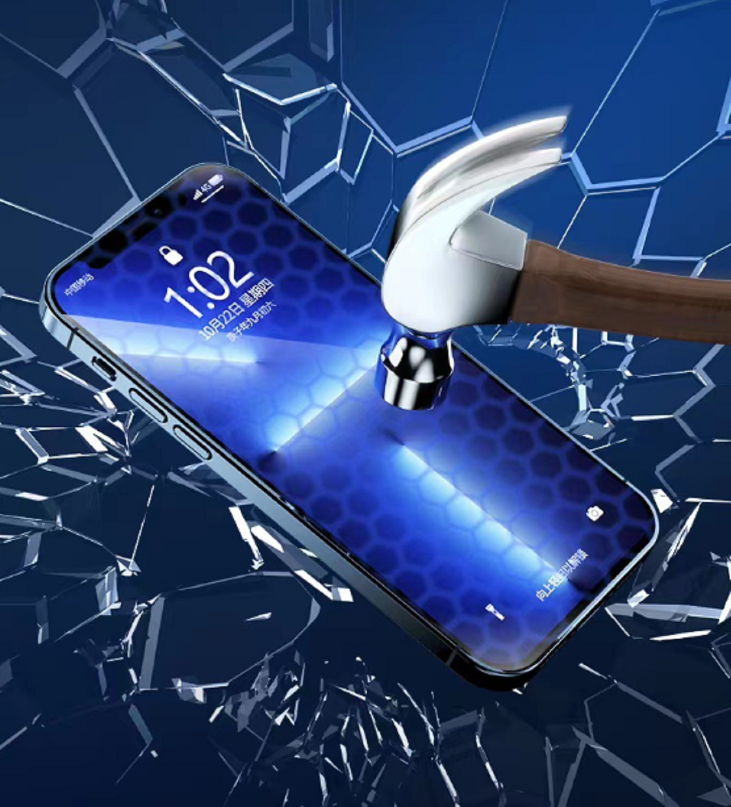Ein Hammer schlägt auf einen Telefonbildschirm und zersplittert das Glas. Telefon zeigt eine blaue Oberfläche mit der Uhrzeit 1:02.
