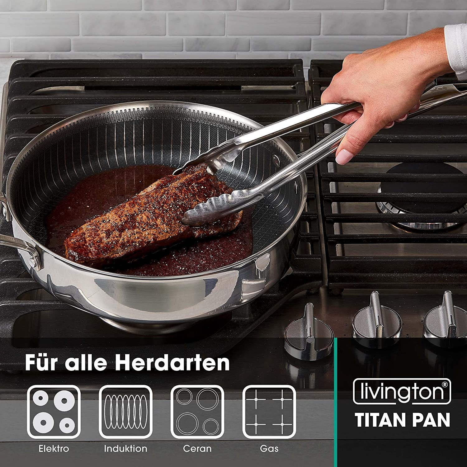 Eine Person, die mit einer Zange ein Steak in einer Pfanne auf einem Herd wendet.