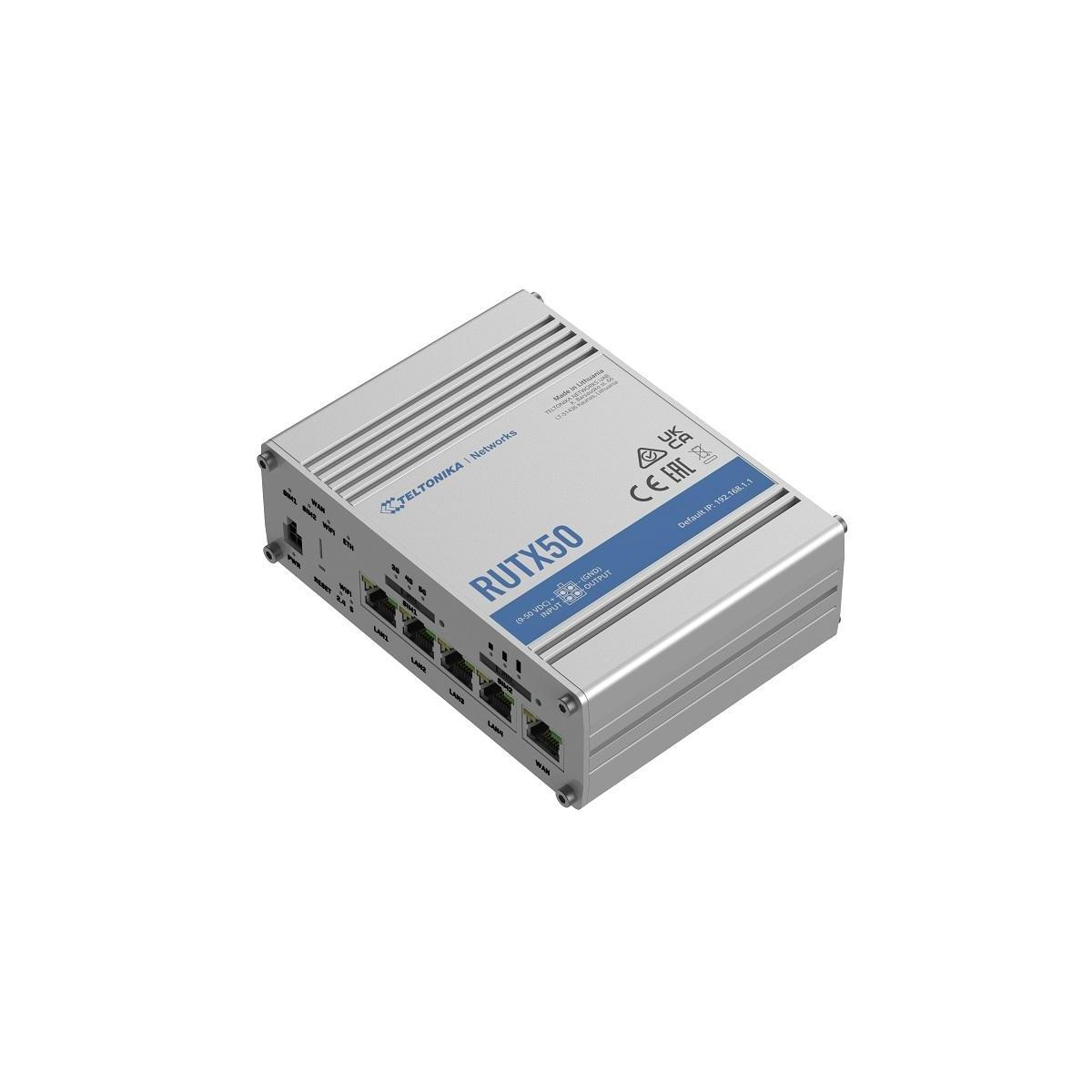 Silbernes Router-Gerät, schräge Ansicht. Hat mehrere Anschlüsse und die Bezeichnung 'RUTX50'.