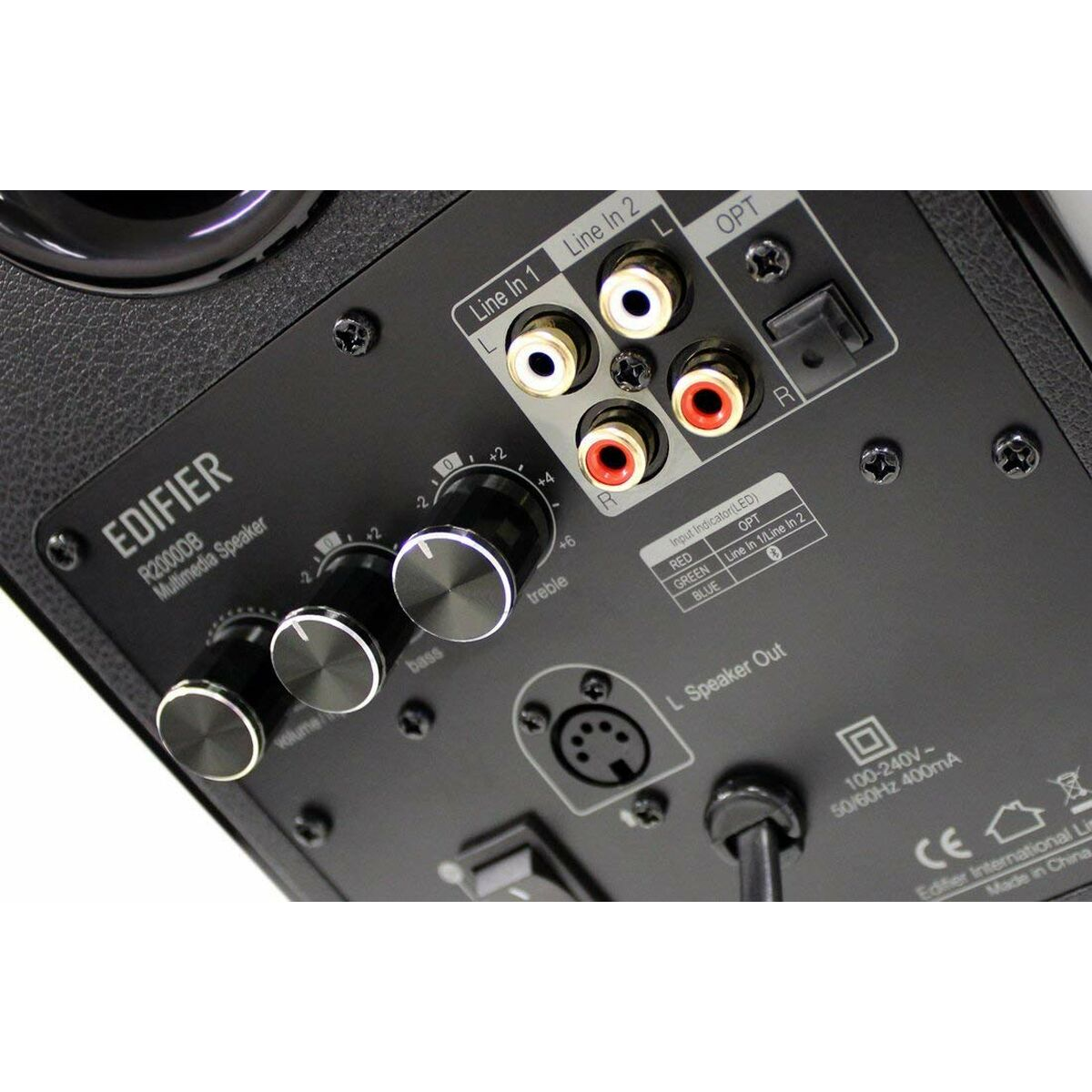 Panel tylny głośnika Edifier z portami wejścia/wyjścia i pokrętłami.