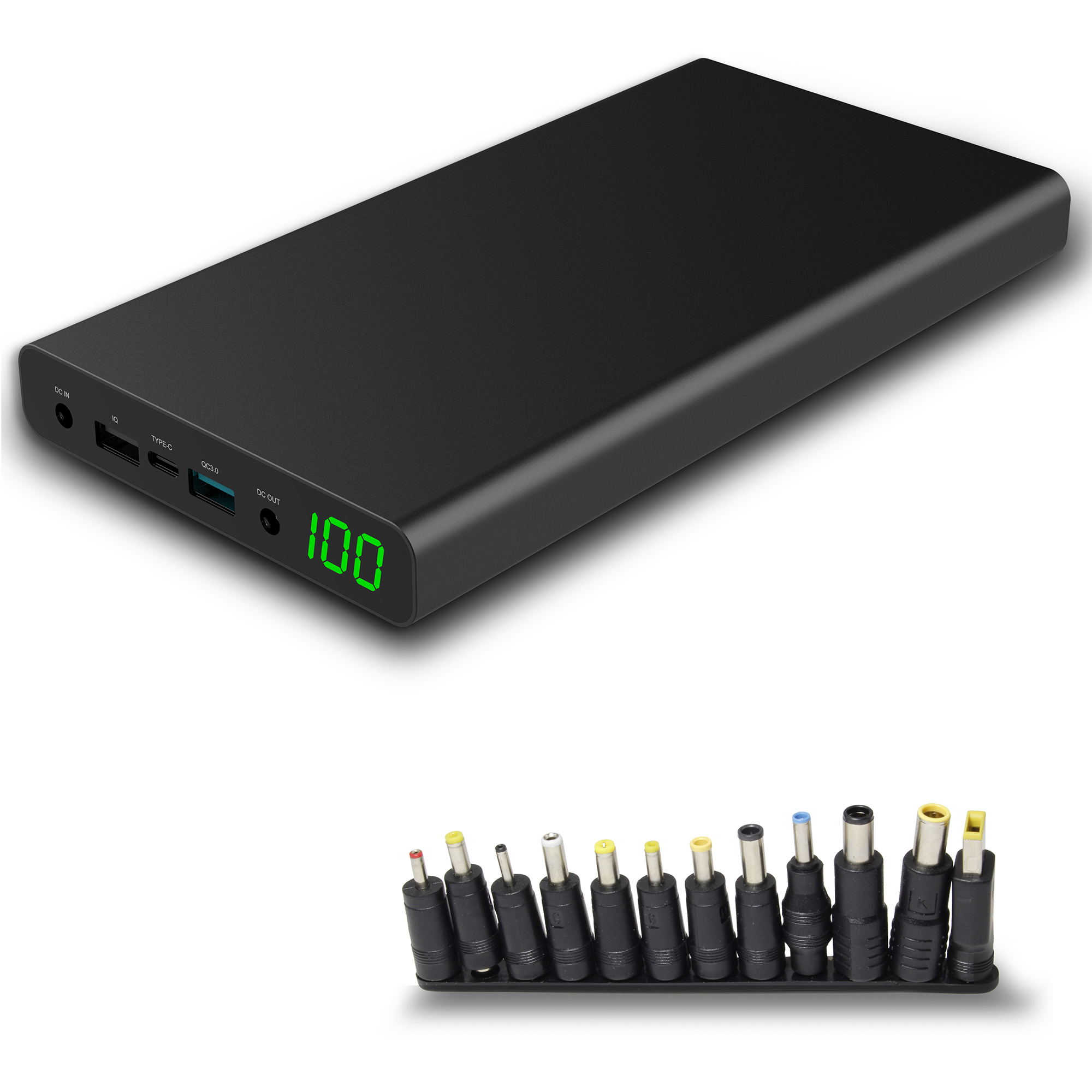 Schwarze Powerbank mit Netzadaptern. Weißer Hintergrund.
