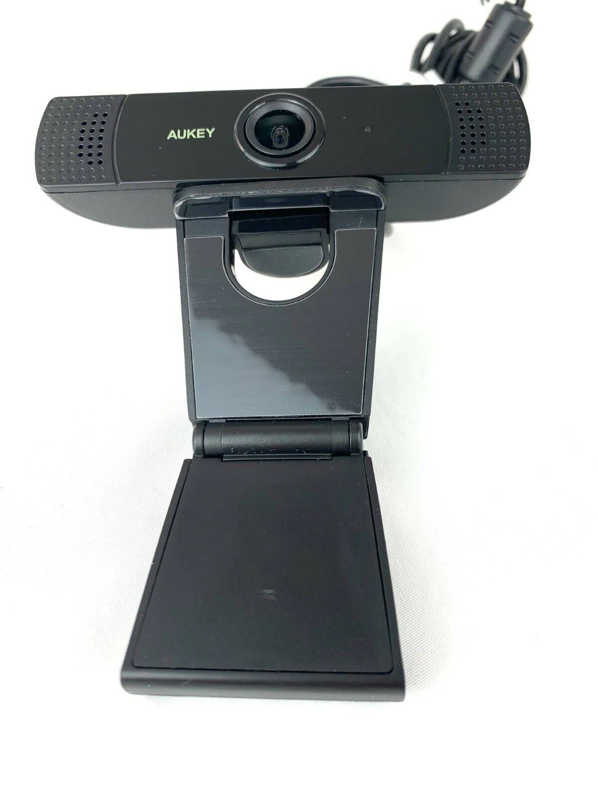 Schwarze Aukey Webcam auf weißem Untergrund. Die Webcam hat einen Ständer und ein eingebautes Mikrofon.