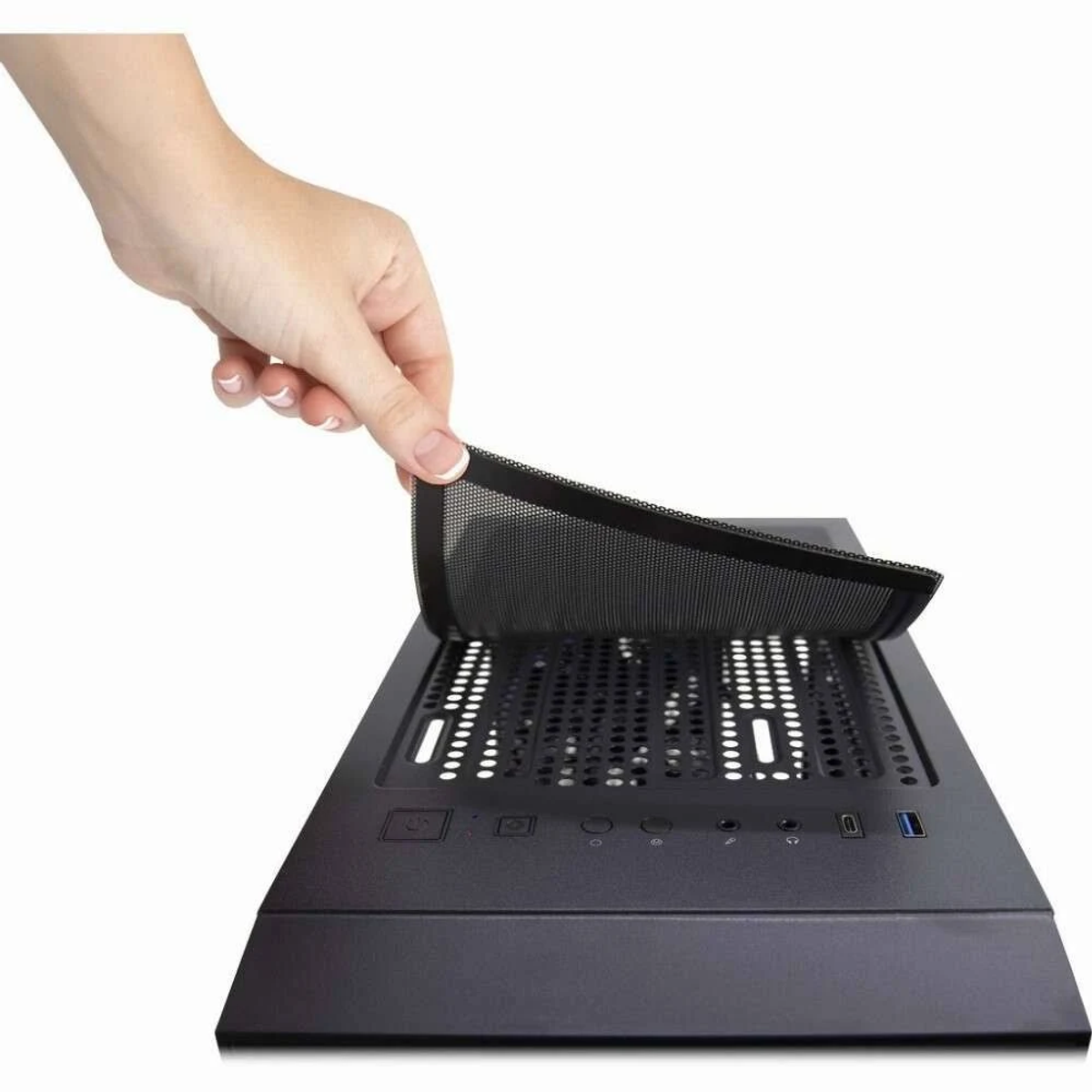 Hand hebt einen Mesh-Filter aus einem Computergehäuse. Das Gehäuse ist schwarz, mit Öffnungen.