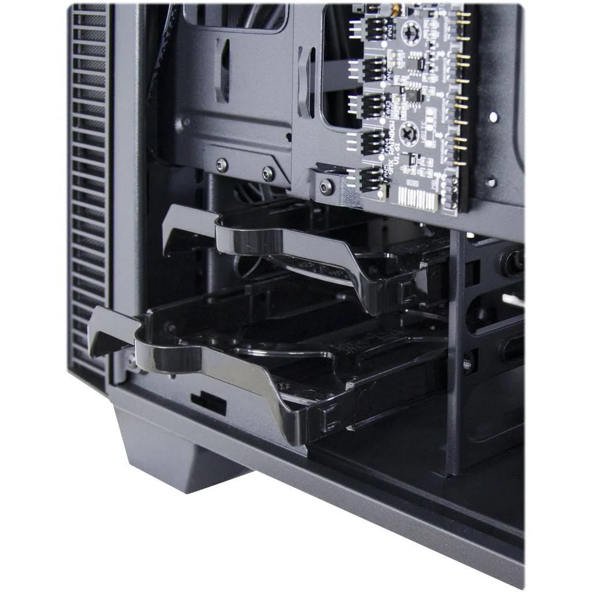 Im Inneren eines Computergehäuses. Zeigt Festplatten-Einschübe, Halterungen und eine Leiterplatte.