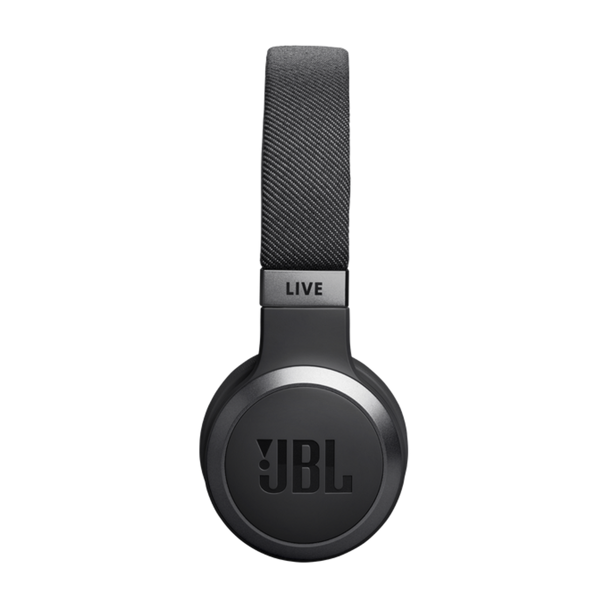 Zwarte JBL Live-hoofdtelefoon, met het JBL-logo op de oorschelp, op een zwarte achtergrond.