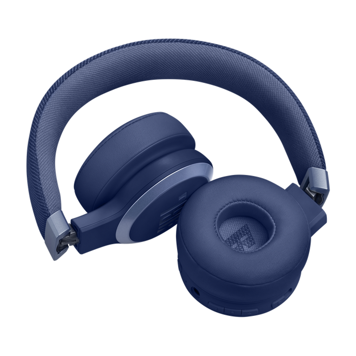 Niebieskie słuchawki na czarnej powierzchni. Widoczne nauszniki z logo JBL.