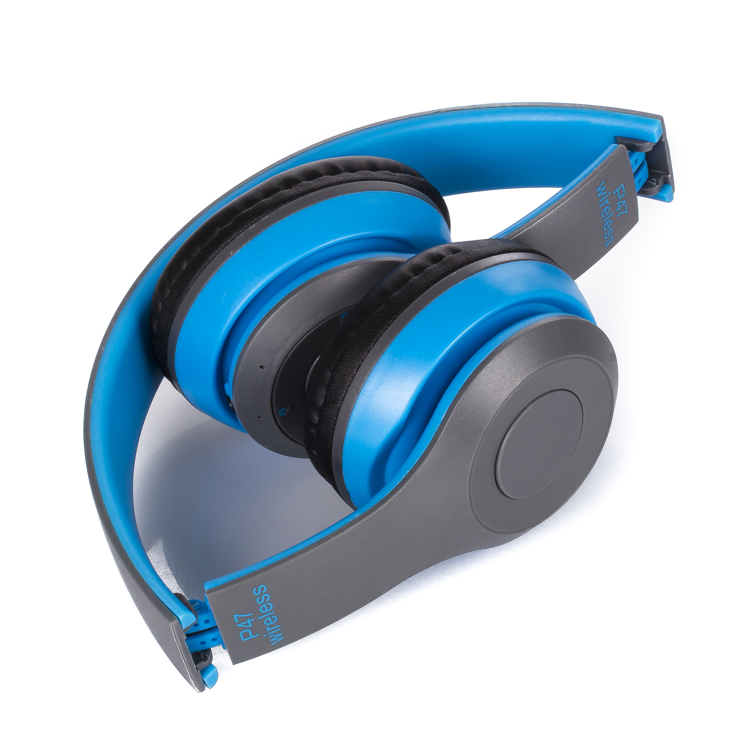 Cuffie blu e grigie piegate su sfondo bianco. Le cuffie hanno scritto 'P47 Wireless'.