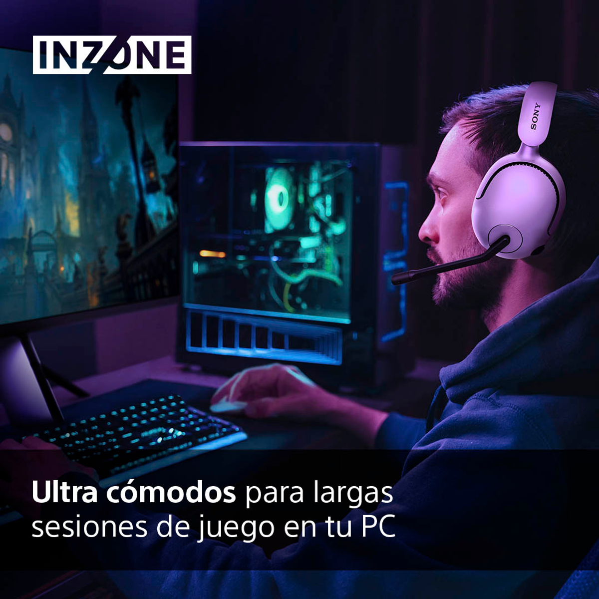 Persona con cuffie da gioco, PC e monitor sullo sfondo.