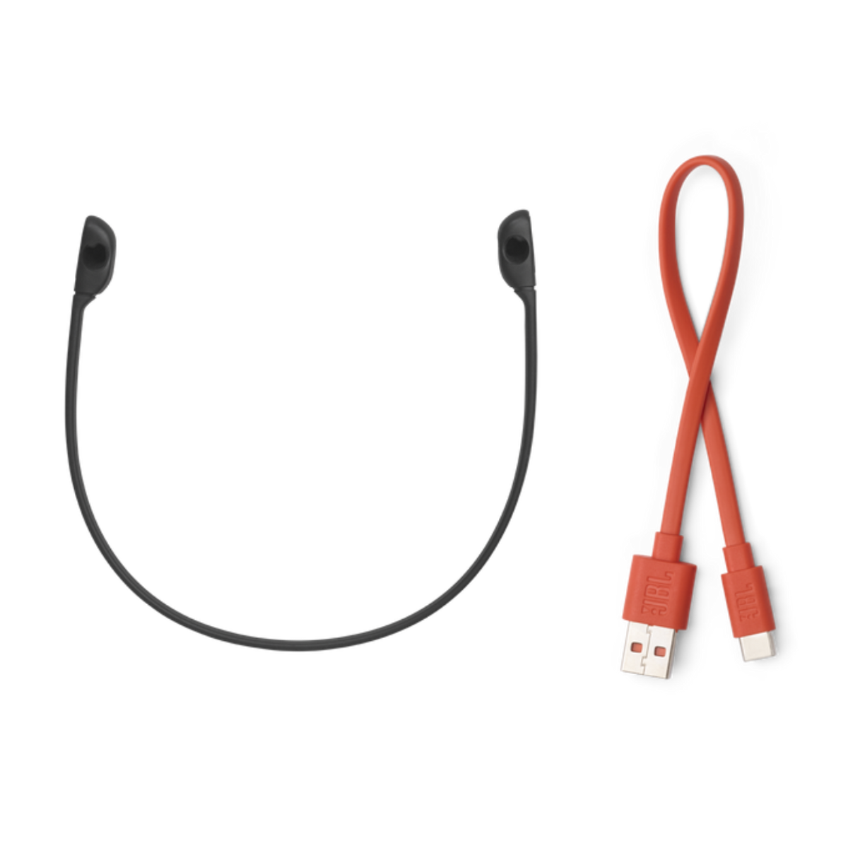 Schwarzes Nackenband und orangefarbenes USB-Ladekabel für Kopfhörer, vor weißem Hintergrund.