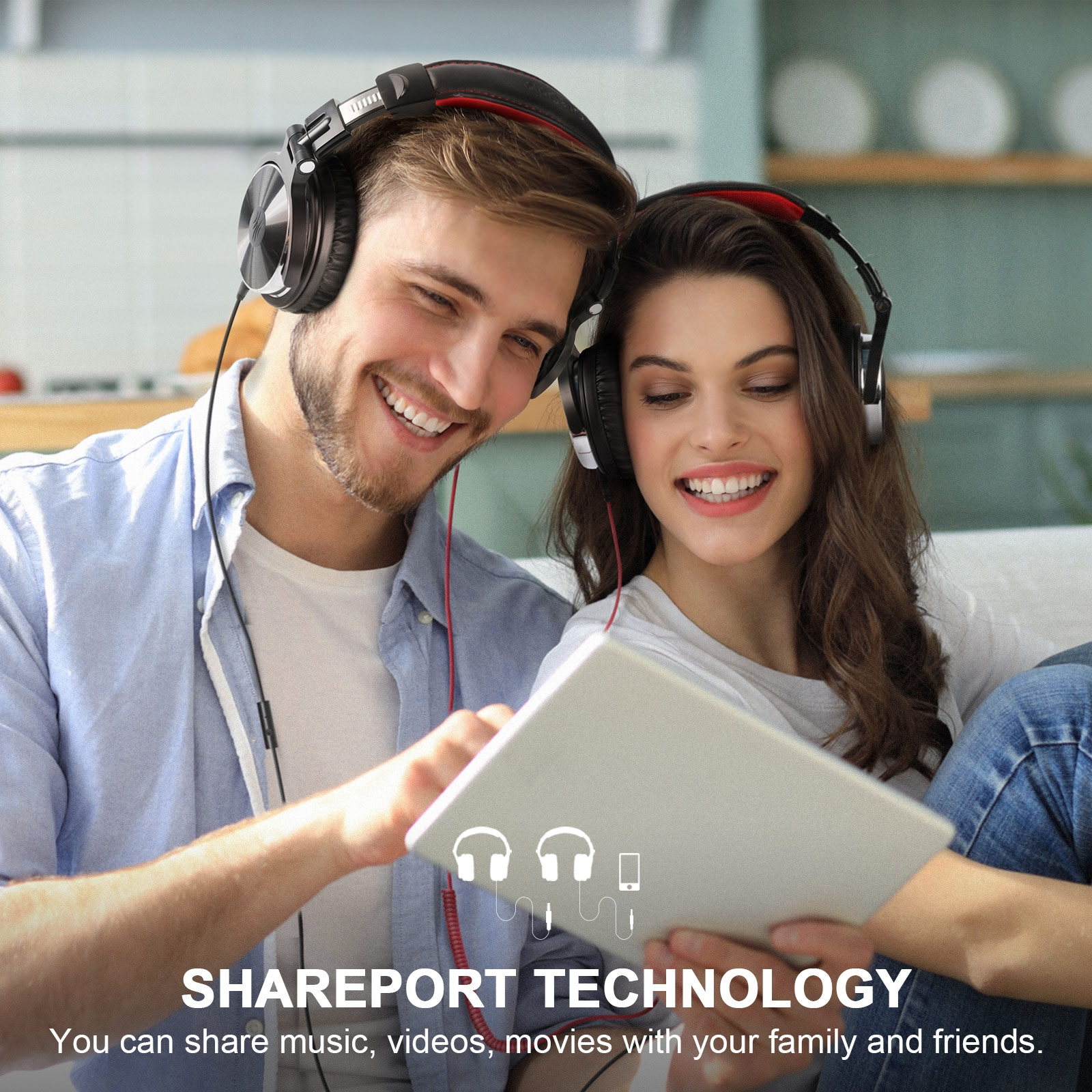 Zwei Personen teilen sich Kopfhörer und schauen auf ein Tablet. Text sagt: "SHAREPORT TECHNOLOGY".