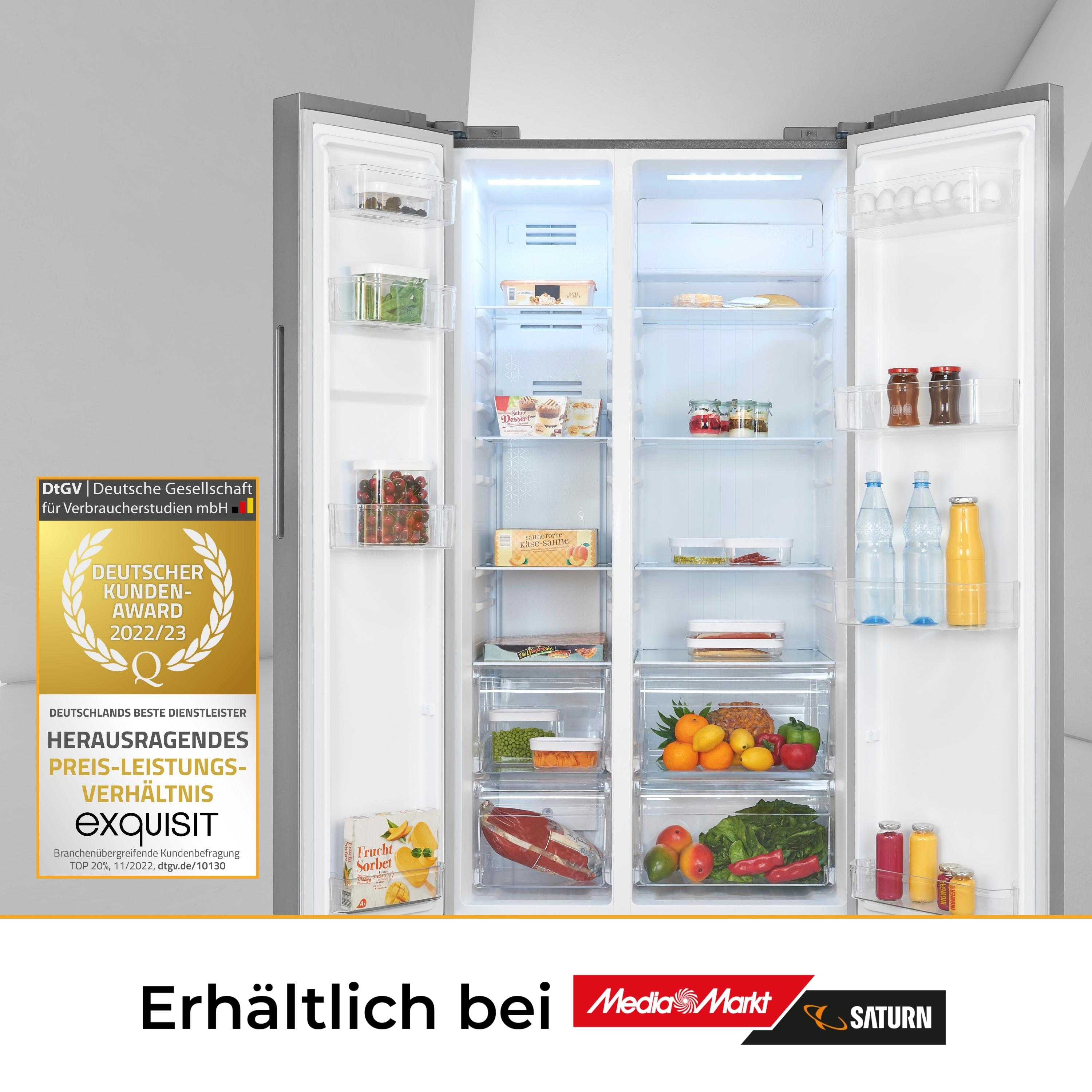 Offener Kühlschrank mit Lebensmitteln und Getränken. Auszeichnung und Logos sichtbar.