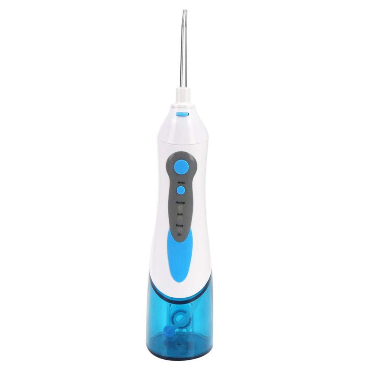 Ein weiß-blaues Mundspülgerät mit langer Düse, zur Zahnreinigung und Hygiene bestimmt.