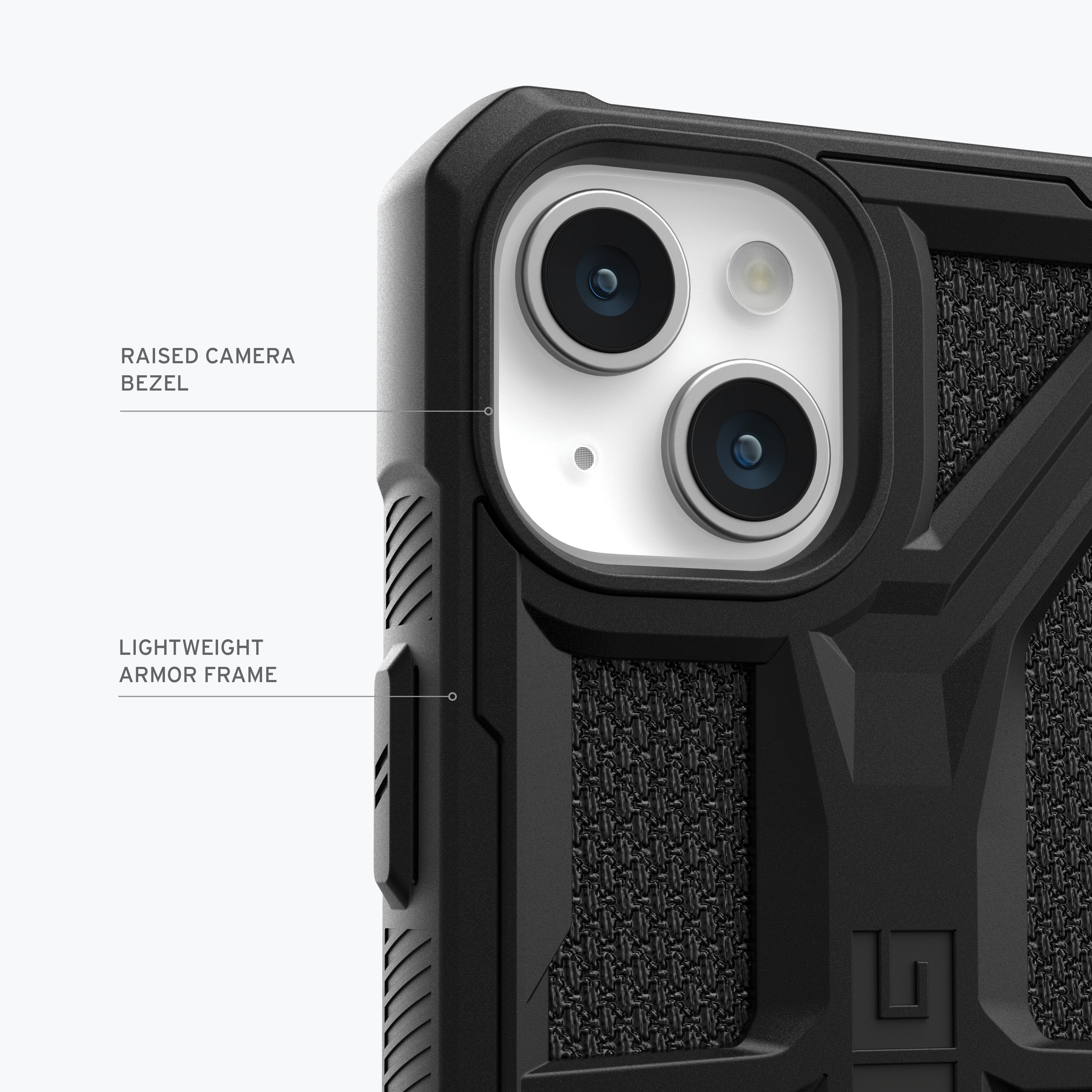 Primo piano di una custodia per telefono nera con ritagli per la fotocamera ed etichette di testo: 'RAISED CAMERA BEZEL', 'LIGHTWEIGHT ARMOR FRAME'.
