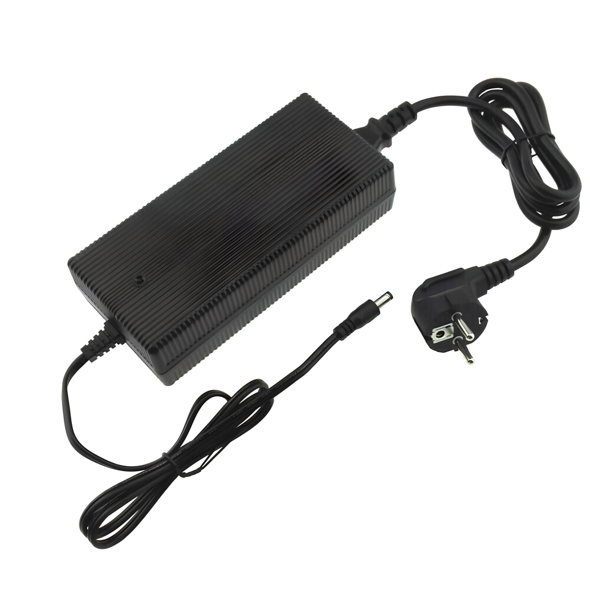 Schwarzer Netzadapter mit Netzkabel und Stecker auf weißer Oberfläche.
