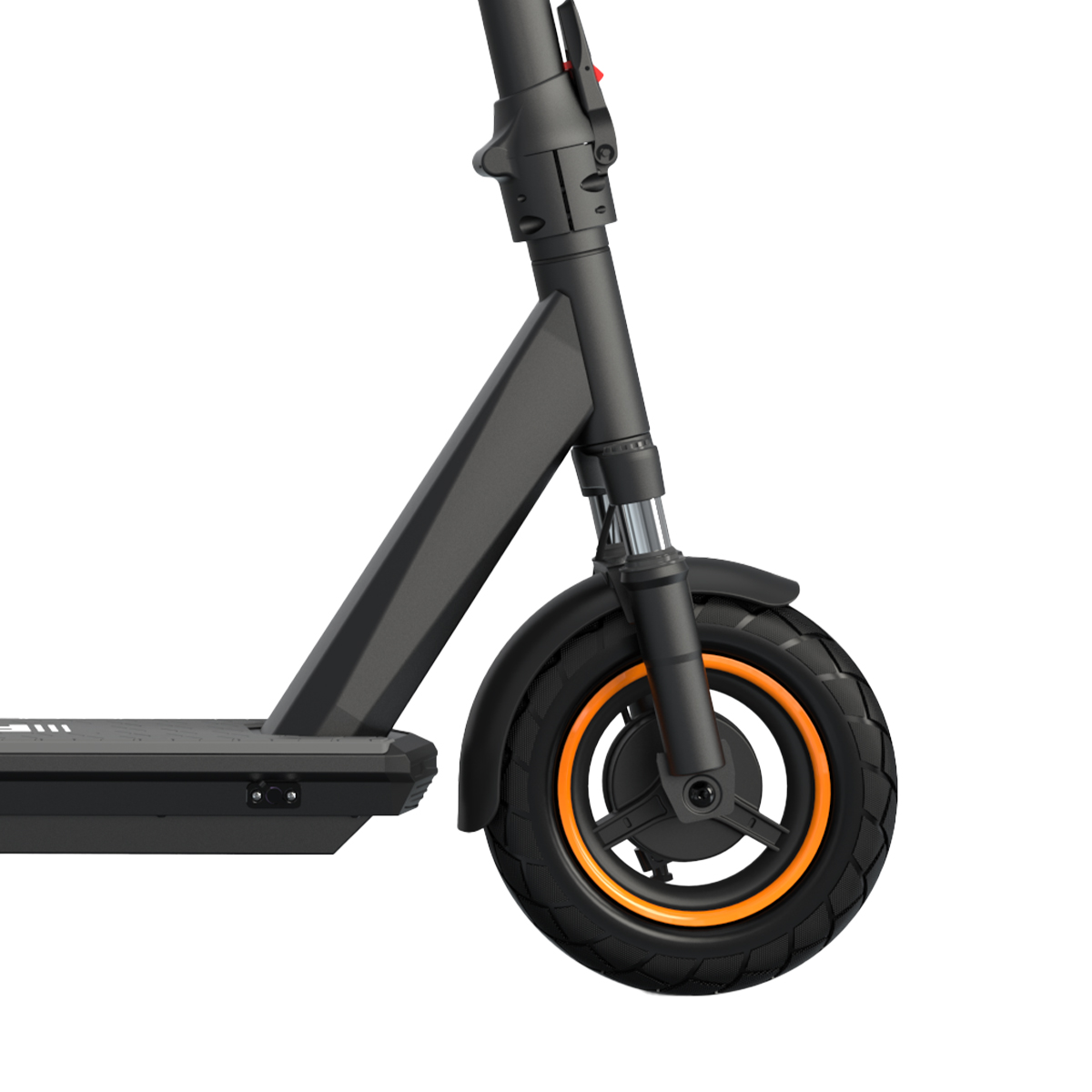 Nahaufnahme eines schwarz-grauen Elektroroller-Rads. Das Rad hat einen orangefarbenen Ring.