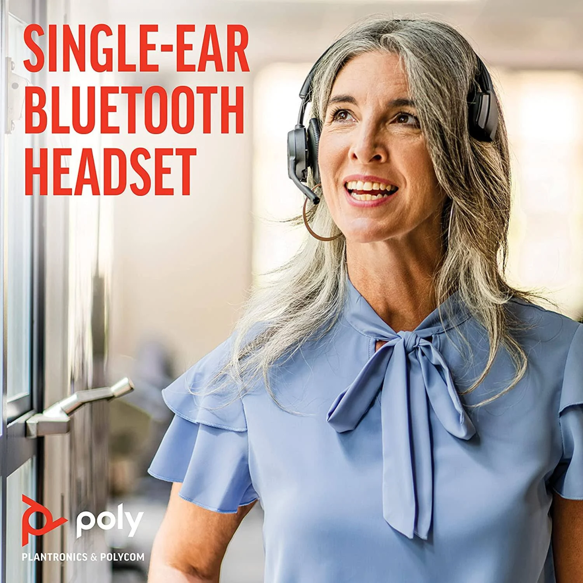 Une femme portant un casque regarde en l'air en souriant. Texte : Casque Bluetooth mono-oreille.
