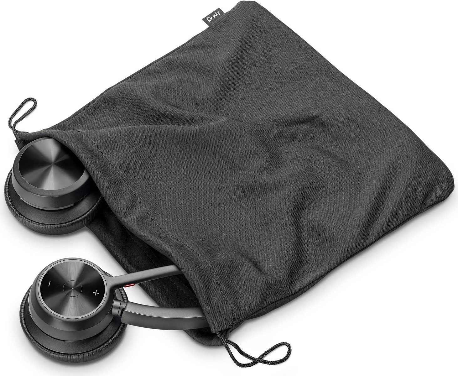 Schwarze Kopfhörer in einer dunkelgrauen Tasche, mit Poly-Logo auf der Tasche, auf weißem Hintergrund.