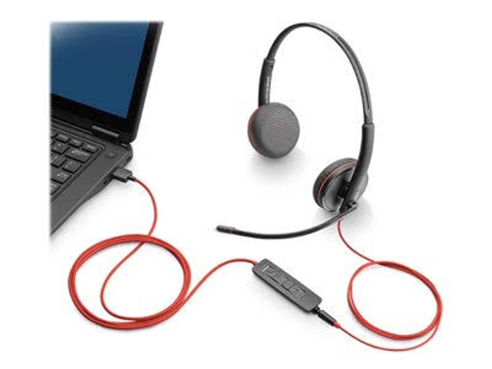 Un ordinateur portable connecté à un casque avec microphone via un câble rouge.