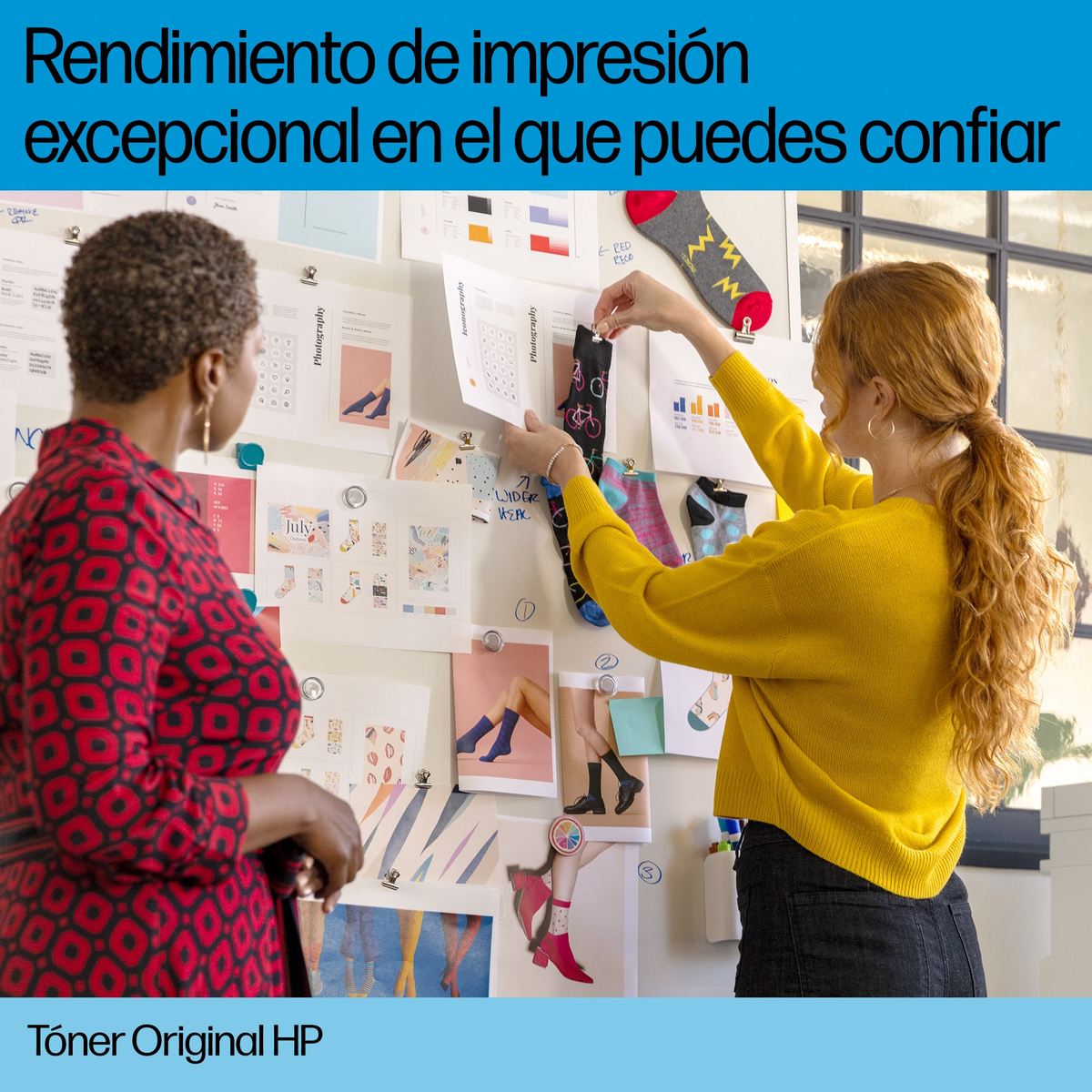 Dwie kobiety patrzą na skarpetki przypięte do tablicy. Tekst brzmi: 'wyjątkowa wydajność druku, której możesz zaufać'.