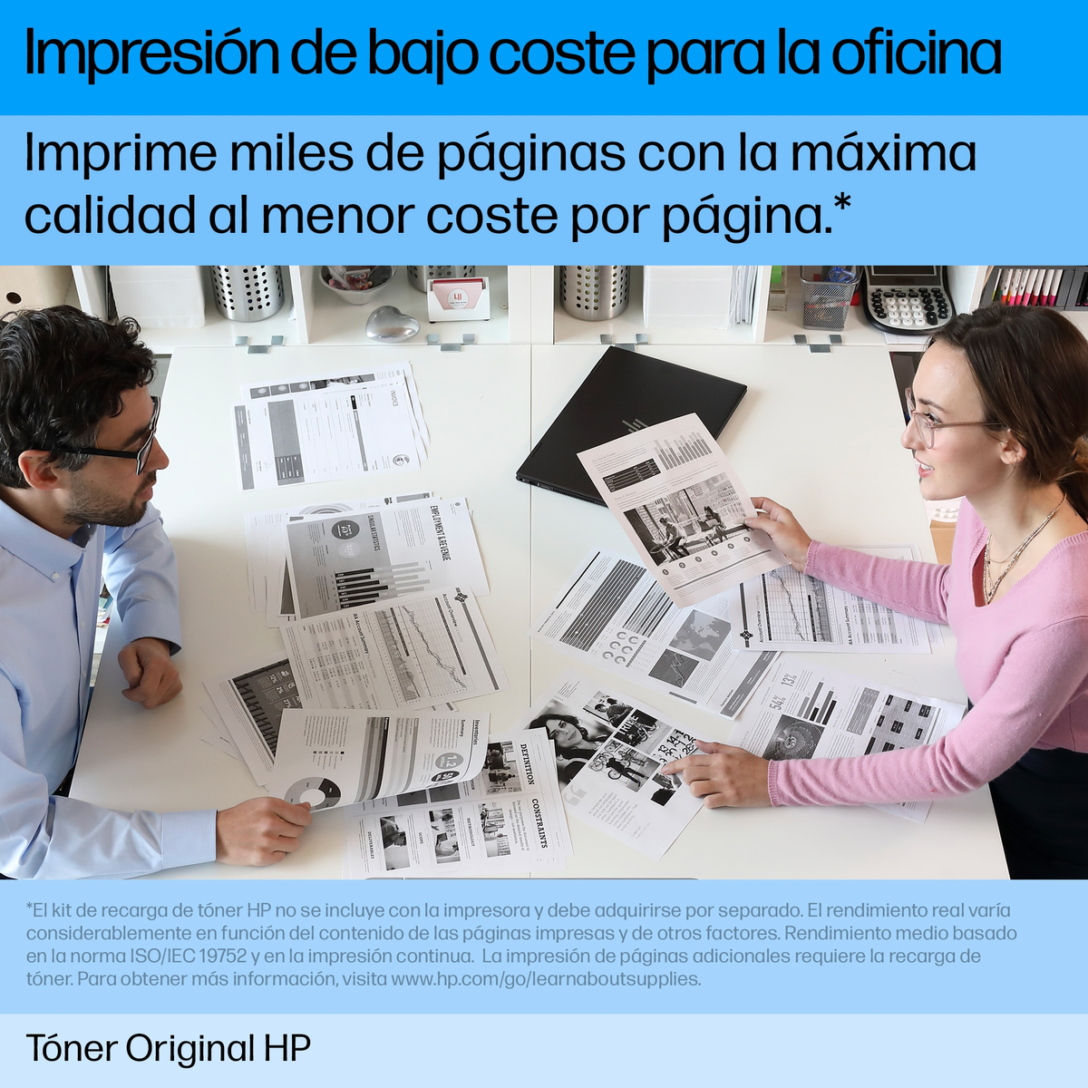 Dwie osoby w biurze przeglądają wydrukowane papiery rozrzucone na białym stole.