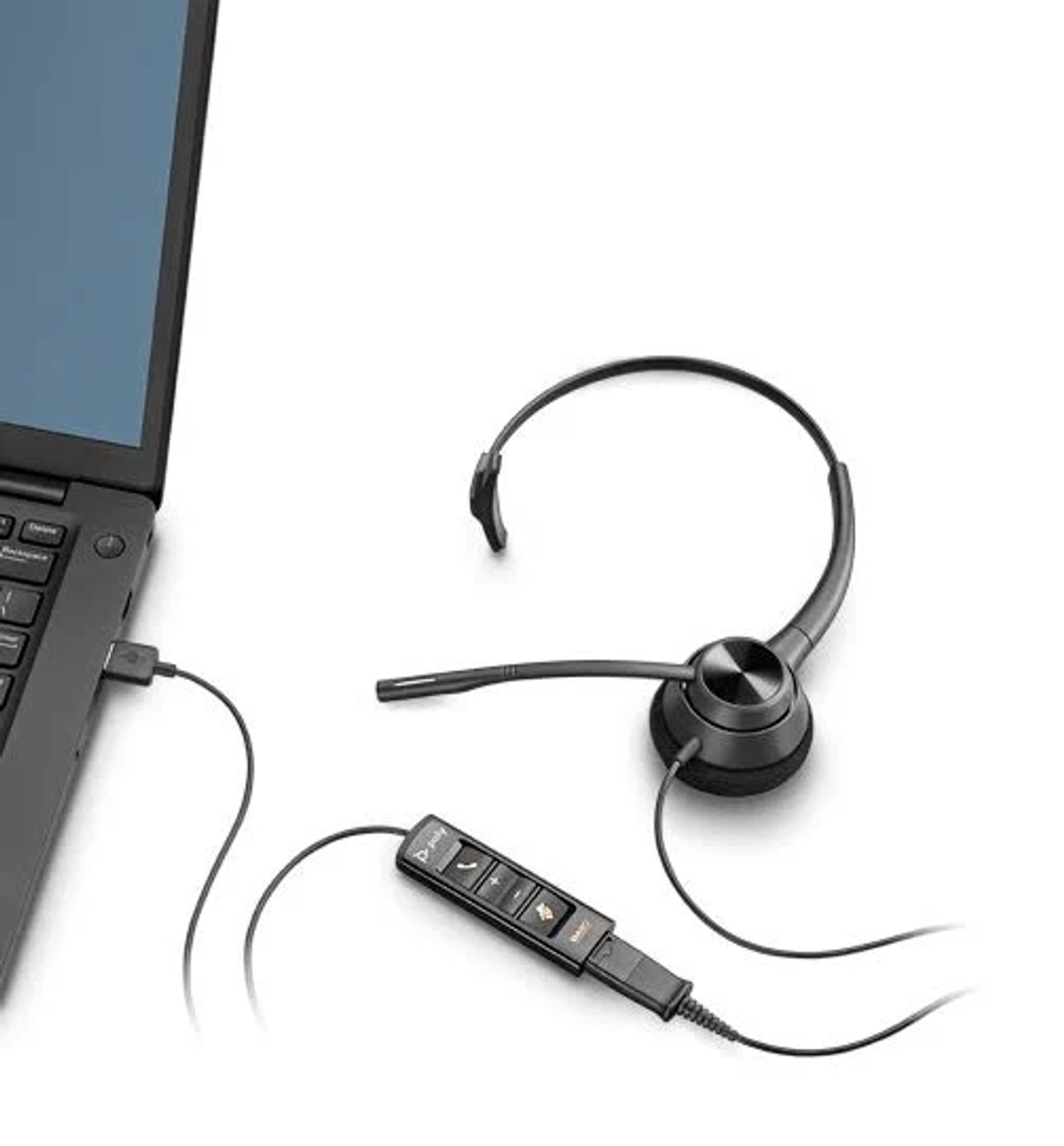 Een zwarte headset aangesloten op een laptop. De headset heeft een microfoon en een bedieningspaneel.